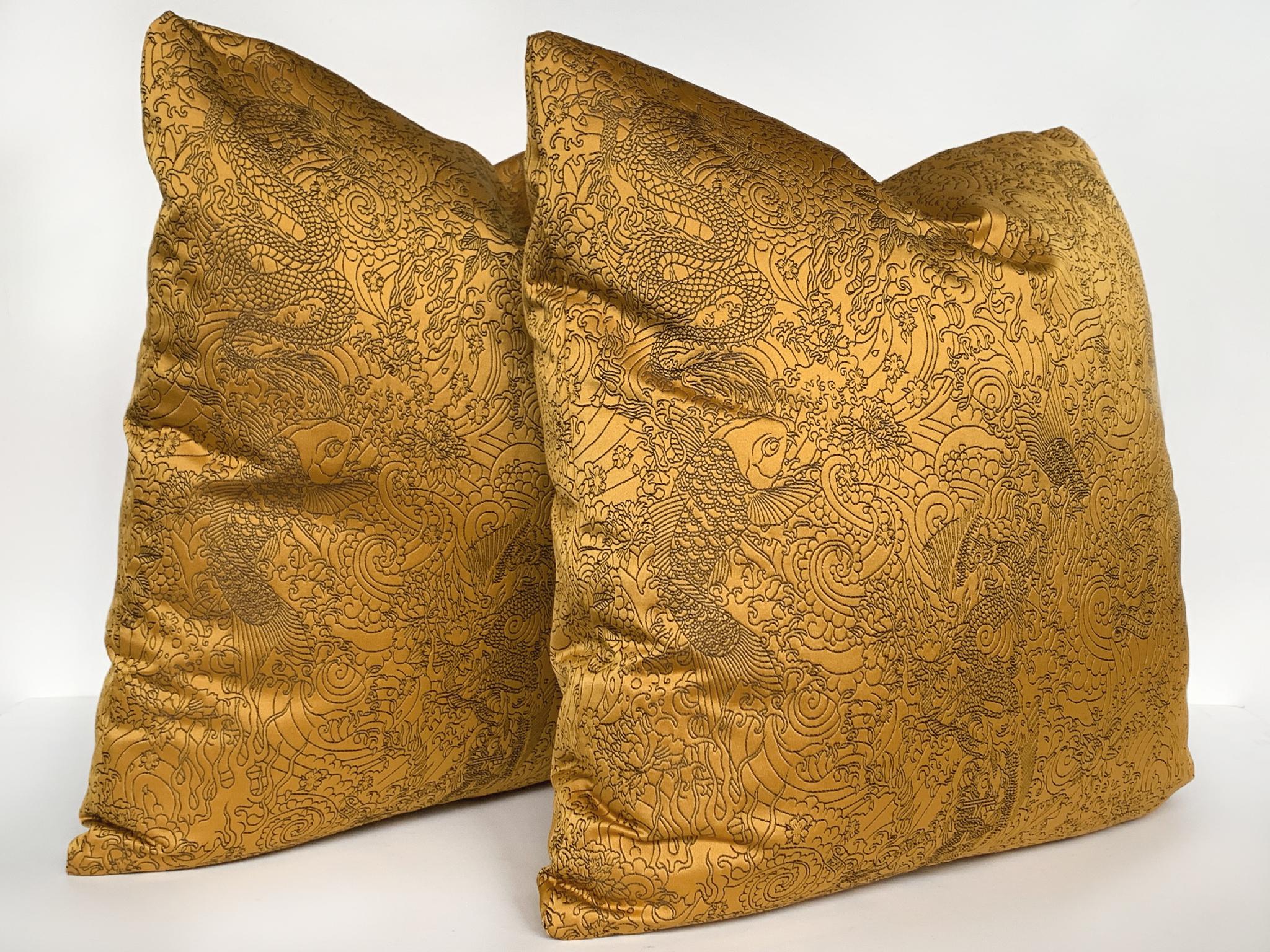 Un nuevo par de almohadas cuadradas a medida de Cafiero Select en un impresionante satén dorado de Jean Paul Gaultier. La tela está bordada con un intrincado motivo de Chinoiserie que se extiende bellamente por toda la superficie. El cojín es una