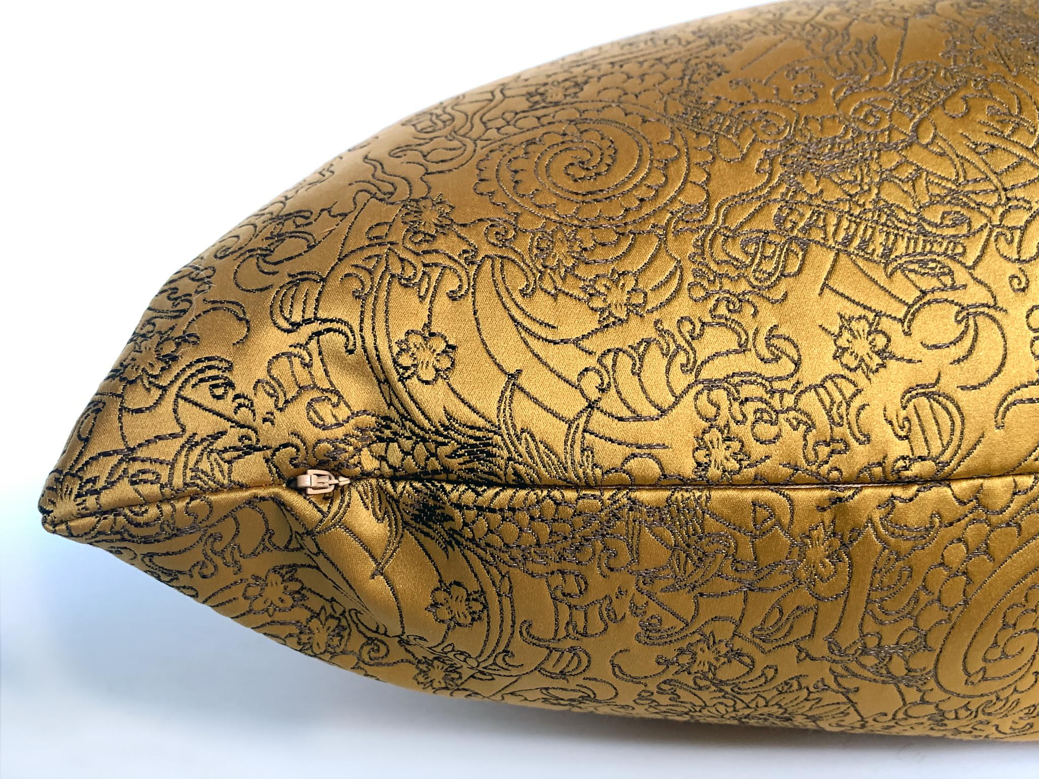 Almohadas de jacquard de satén dorado Jean Paul Gaultier - Un par en Nuevo estado para la venta en New York, NY