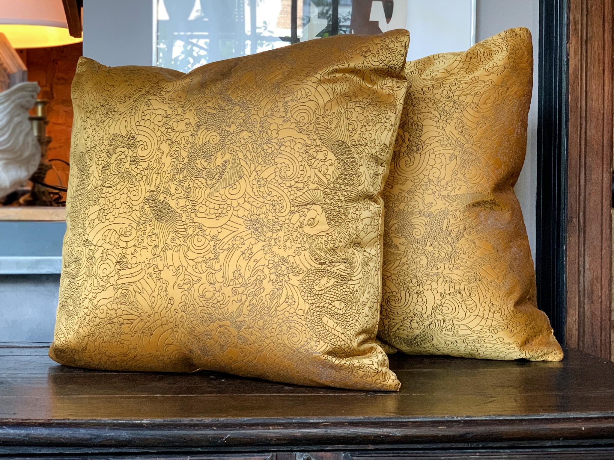 Almohadas de jacquard de satén dorado Jean Paul Gaultier - Un par Siglo XXI y contemporáneo en venta