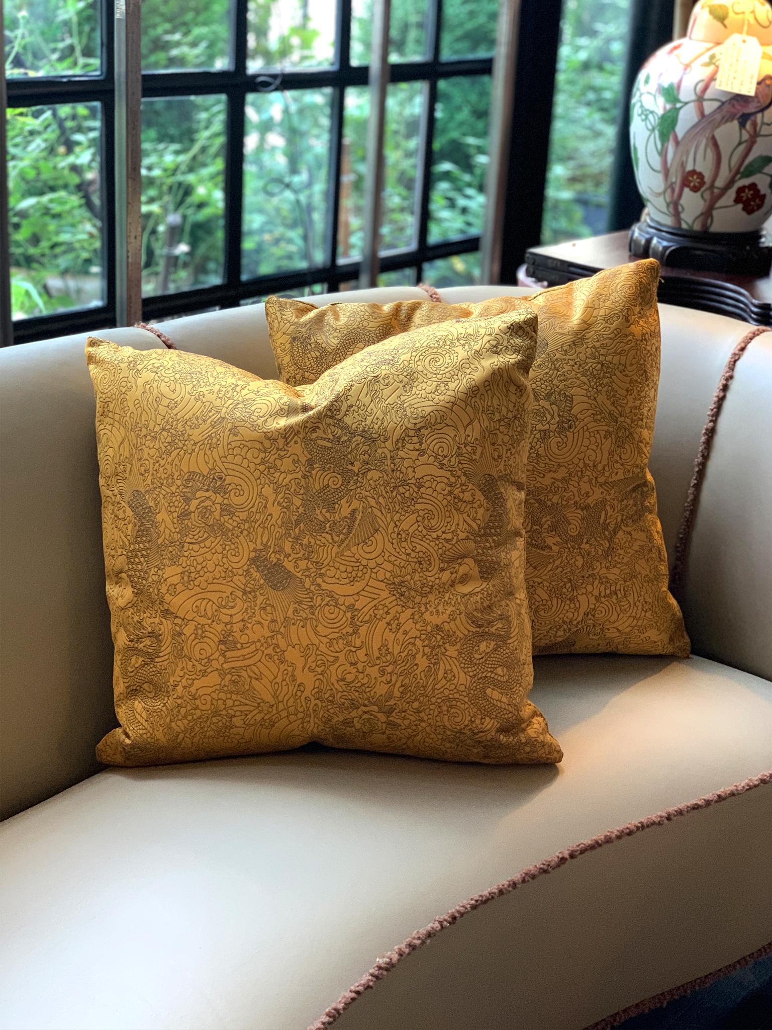 Almohadas de jacquard de satén dorado Jean Paul Gaultier - Un par Raso en venta