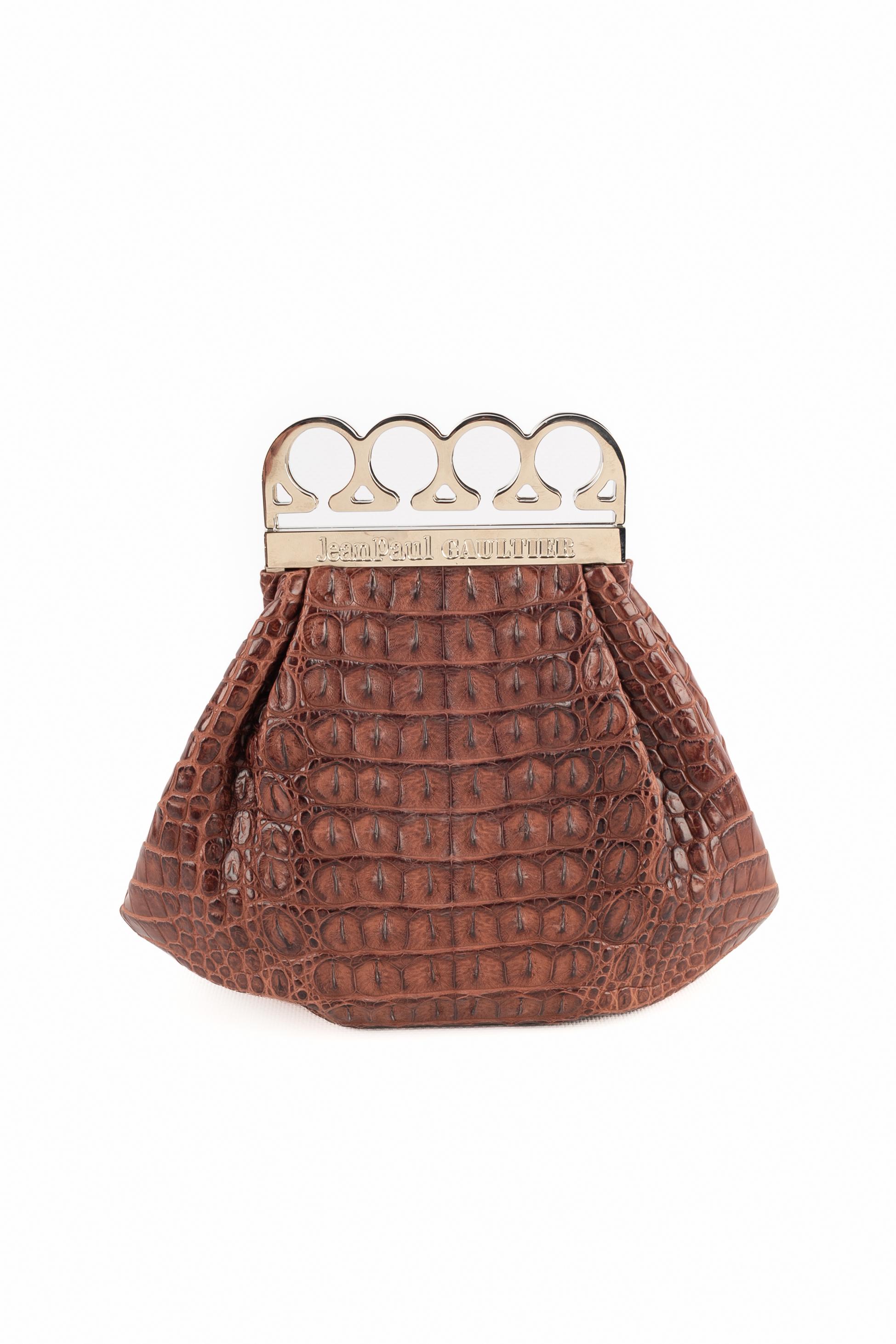 JEAN PAUL GAULTIER - (Made in France) Crocodile leather handbag with a silvery metal knuckles handle.

Condition:
Very good condition

Dimensions:
Length: 24 cm - Height: 20 cm - Depth: 1 cm

SKU:S261