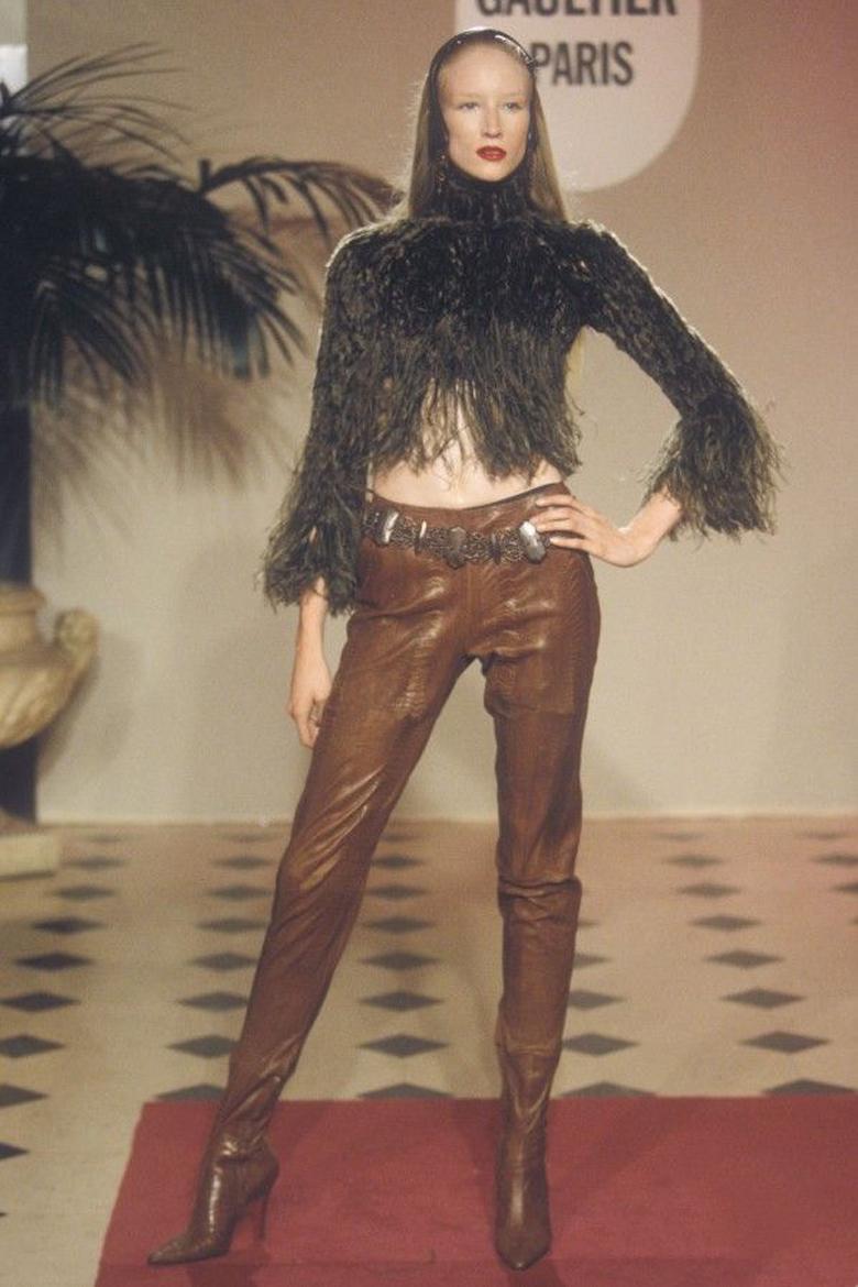 Jean Paul Gaultier Haute Couture Oberteil aus braunem Pelz und Straußenfedern, fw 1999 im Zustand „Hervorragend“ im Angebot in London, GB