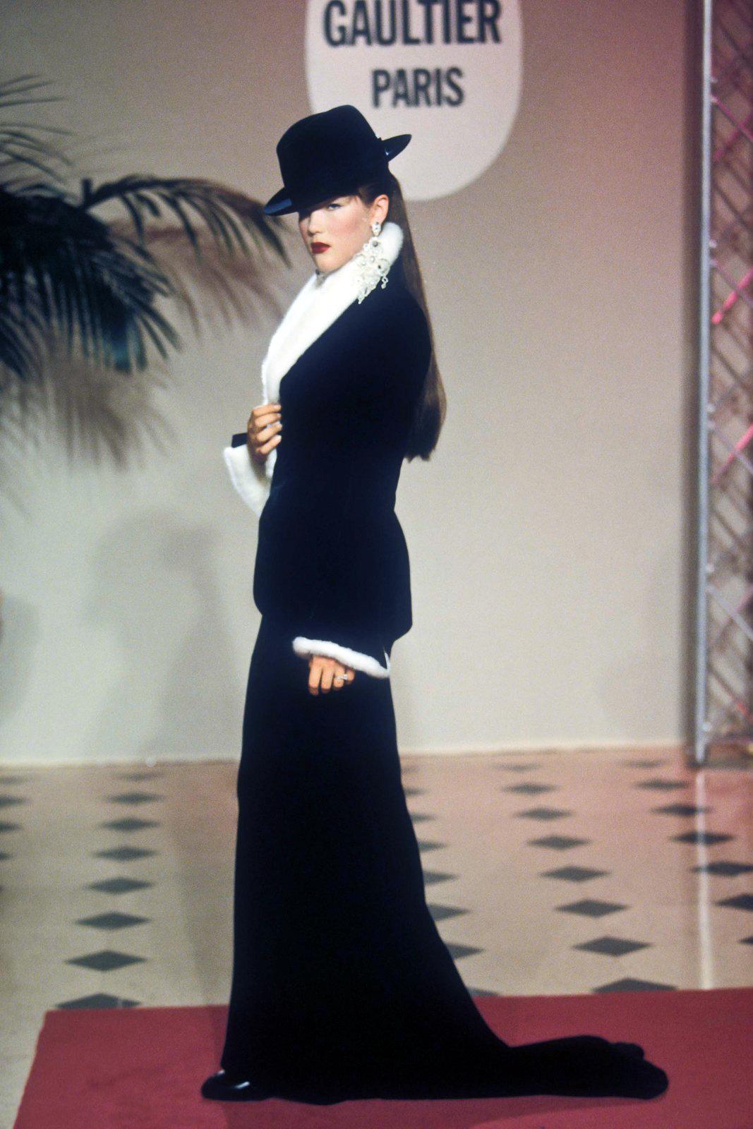 Conjunto de noche de terciopelo de alta costura Jean Paul Gaultier con piel de visón, FW 1999 Negro