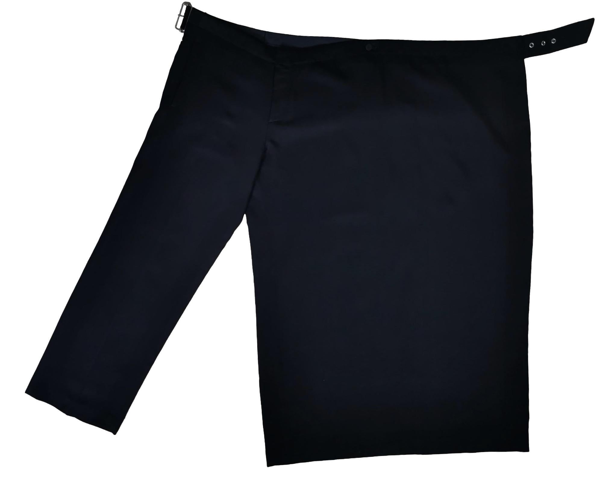 Jean Paul Gaultier Homme
Hommes en jupes
Combinaison pantalon/jupe
Taille ajustable
Fermeture pour s'adapter à une taille de 30 / 31 / 32 pouces.
Fermeture à boucle
Taille 46
