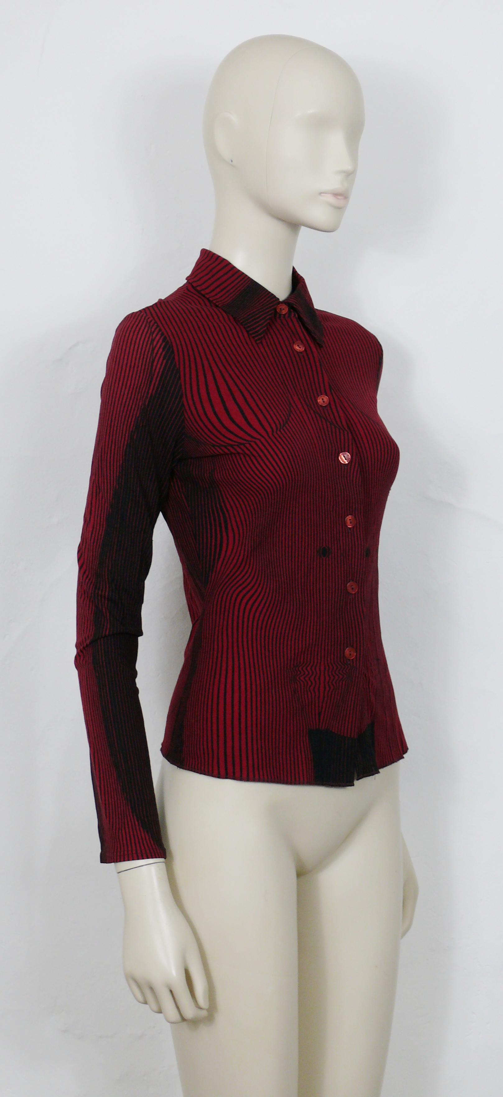 JEAN PAUL GAULTIER vintage iconic red and black op art nude torso shirt.

Label reads JPG JEAN'S.
Made in Italy.
Collection N° 0004.

Missing composition tag (supposed synthetic).

Missign size tag.

Indicative measurements taken laid flat and