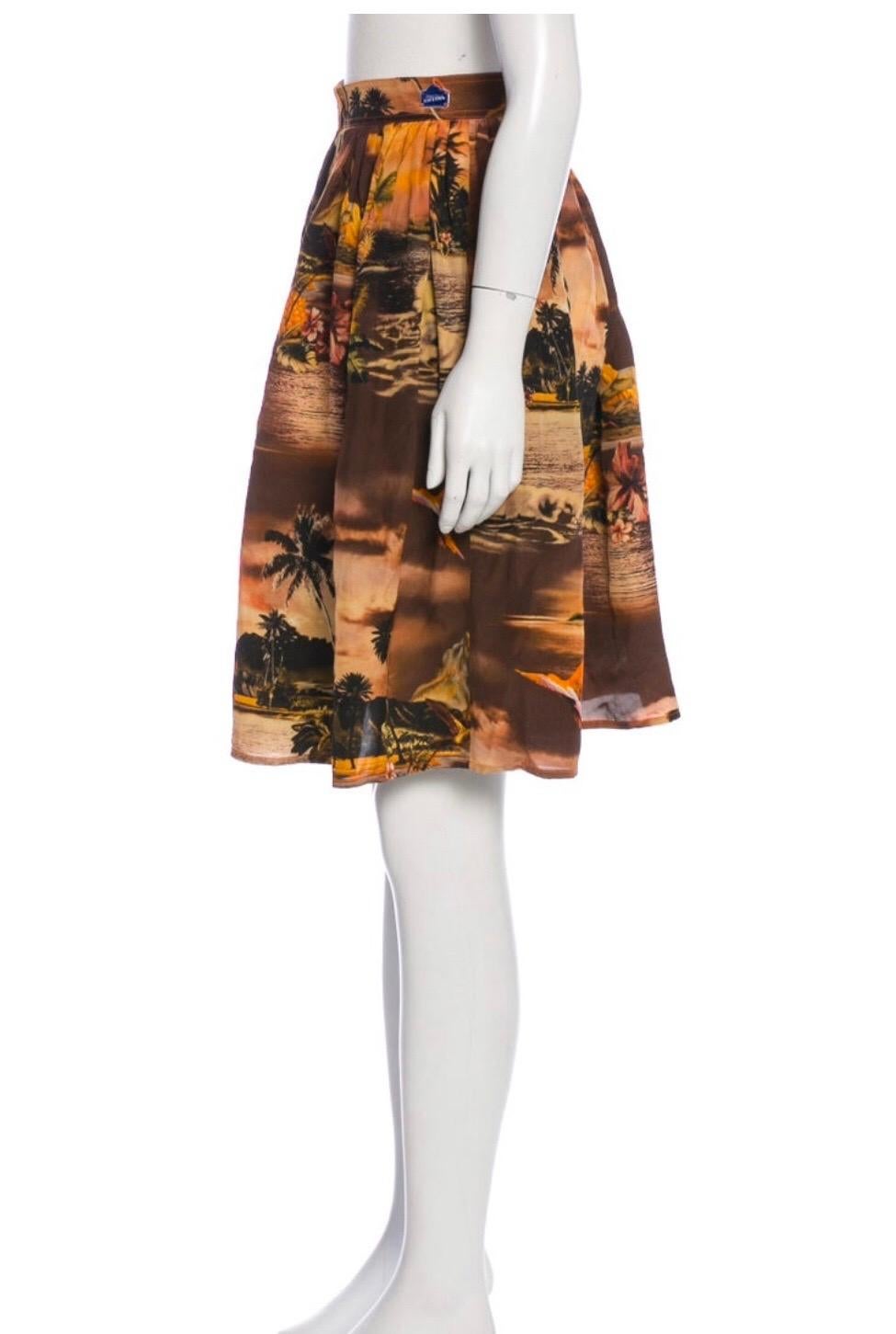 Jean Paul Gaultier island print mini skirt. Condition: Excellent. Size US 4, IR 40
Viscose fabric