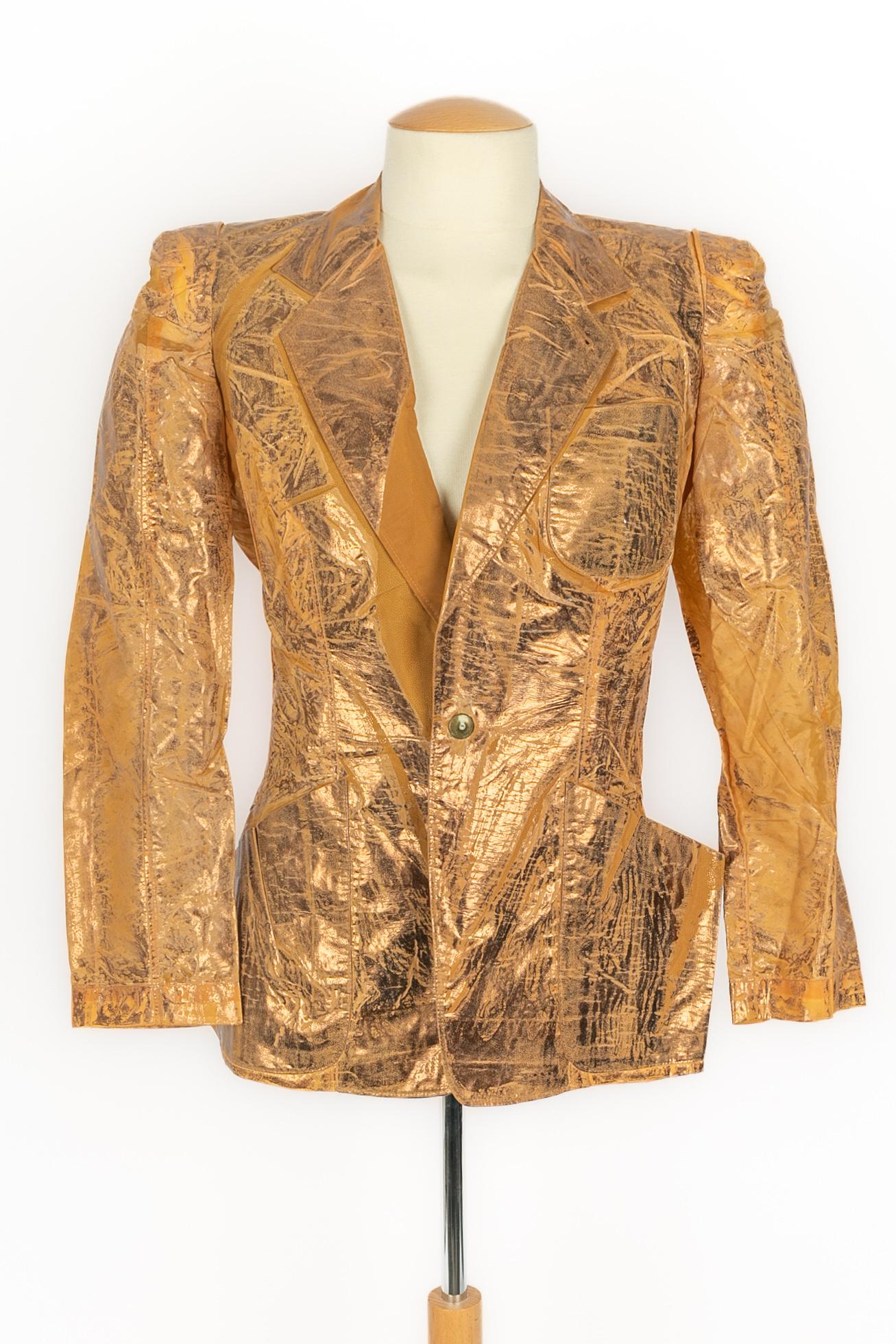 JEAN-PAUL GAULTIER - (Fabriqué en Italie) Veste dorée à effet délavé et à manches mi-longues. La taille 42IT indiquée correspond à un 38FR.

Condit :
Bon état

Dimensions :
Largeur des épaules : 41 cm - Poitrine : 45 cm - Taille : 38 cm - Longueur