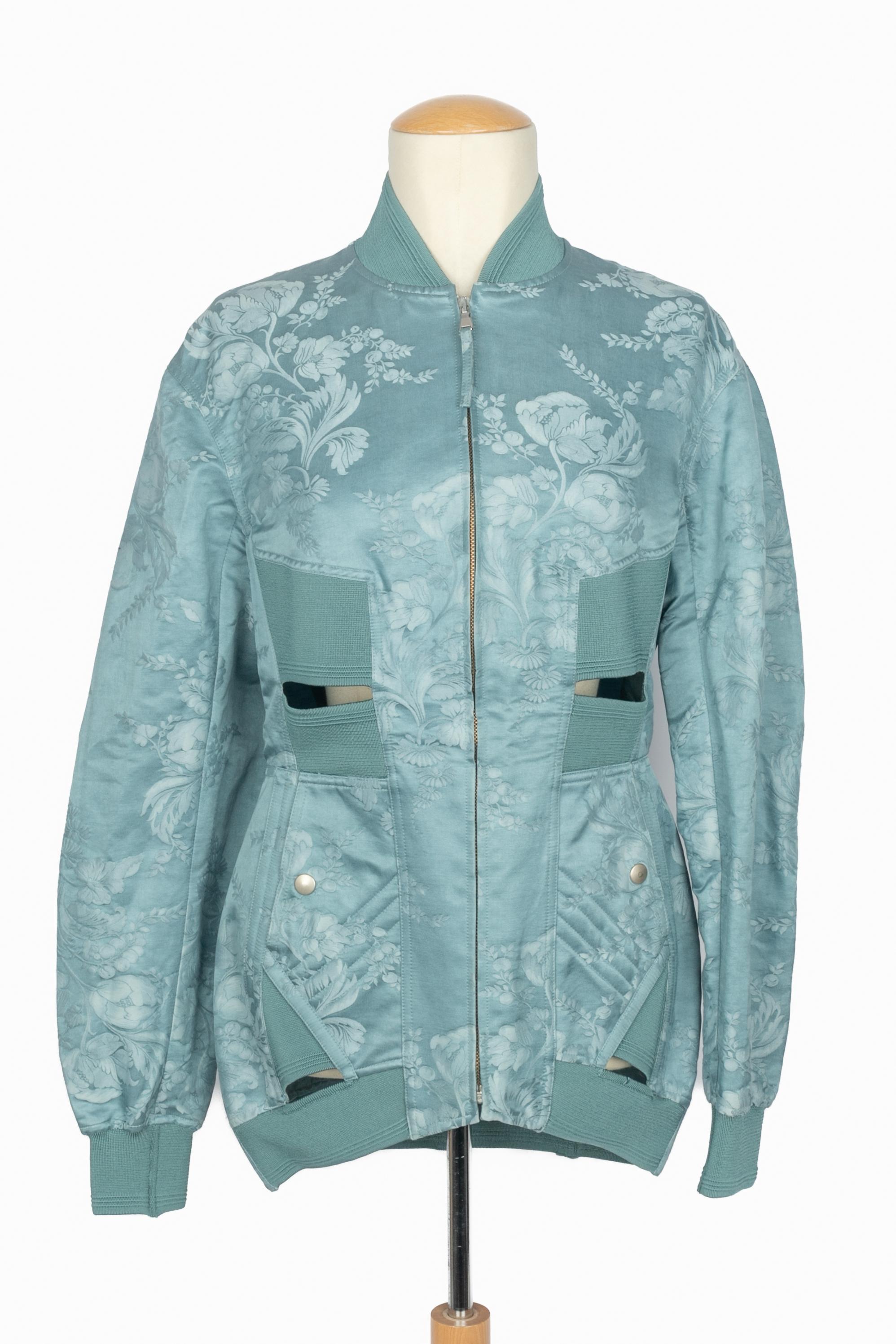 JEAN-PAUL GAULTIER - (Fabriqué en Italie) Veste mi-longue ajourée en jacquard bleu et maille extensible assortie. Aucune taille n'est indiquée, il convient à un 36FR/38FR/40FR. Collectional printemps-été 2004 sous la direction artistique de Jean