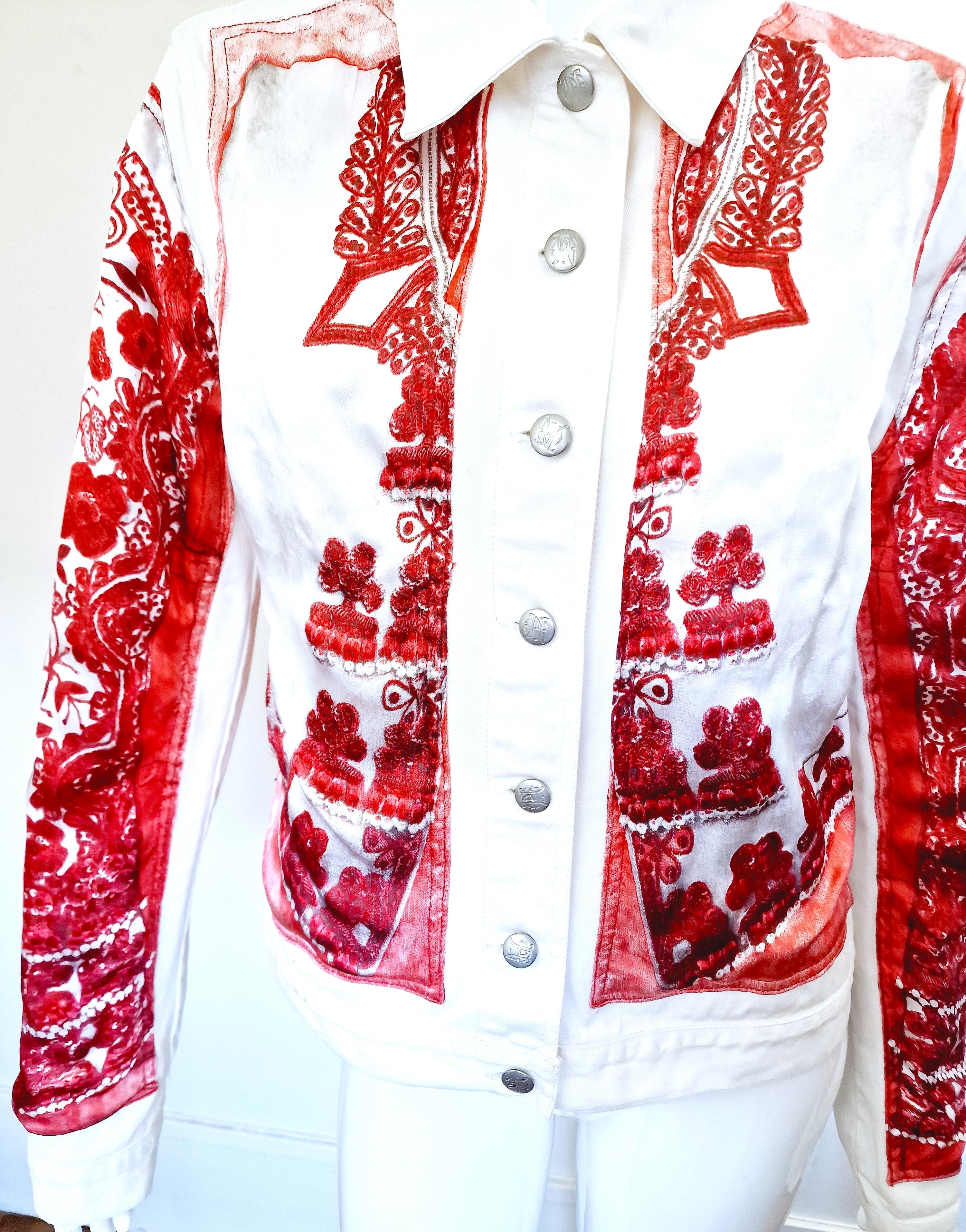 Optical illusion jacket by Jean Paul Gaultier.

The pattern is on silk fabric!
It look you wear an embroidered jacket.
JPG metal buttoms.
*JPG BY GAULTIER* tab on the back.
2 pockets.

VERY GOOD condition! Small issue at the left button, baely