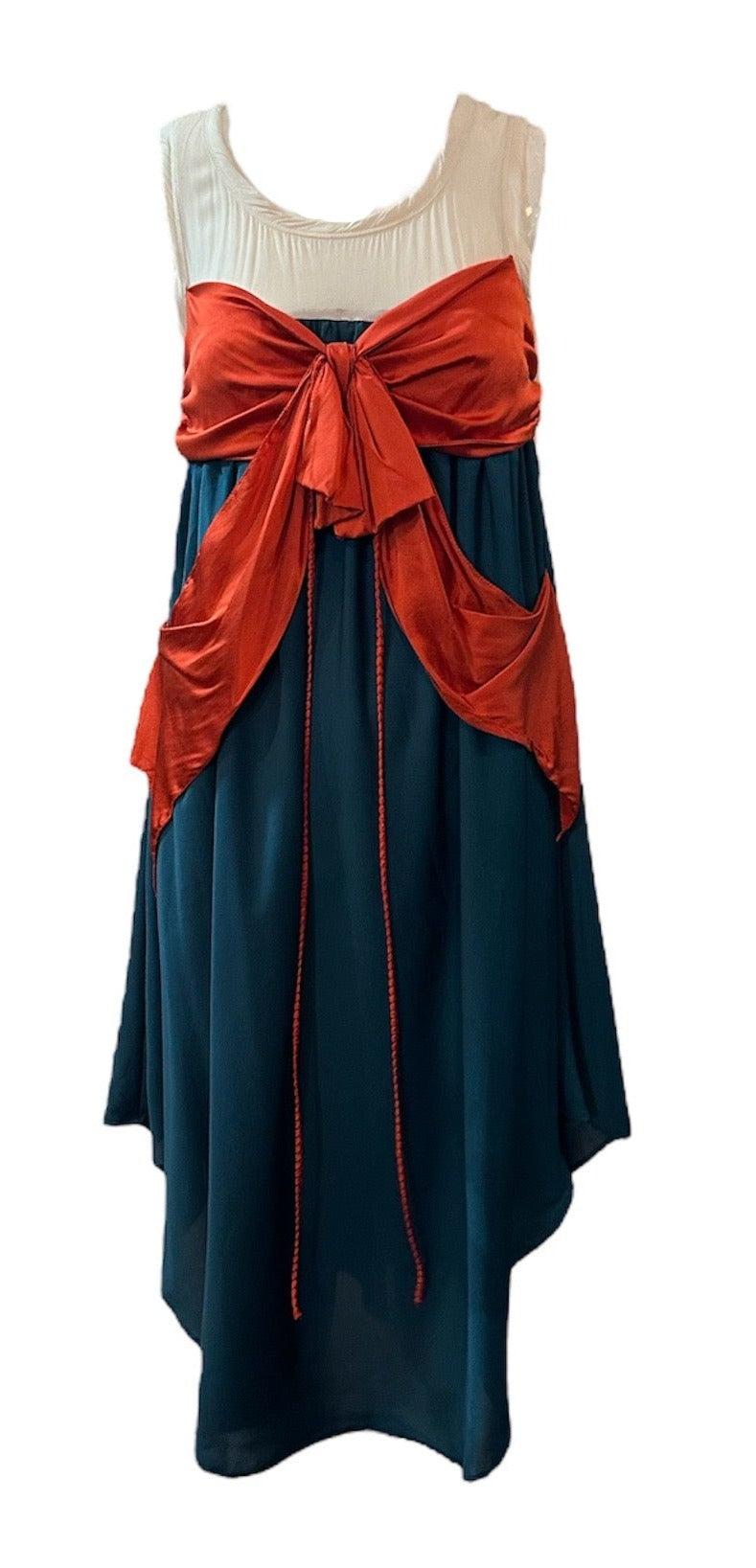 Vestido Jean Paul Gaultier Femme de los años 90, de punto naranja, blanco y azul turquesa. El cinturón naranja tiene un lazo gigante delante.  Dobladillo asimétrico. Ligera, sin forro y perfecta para el verano. Excelente estado.

 Más información: 