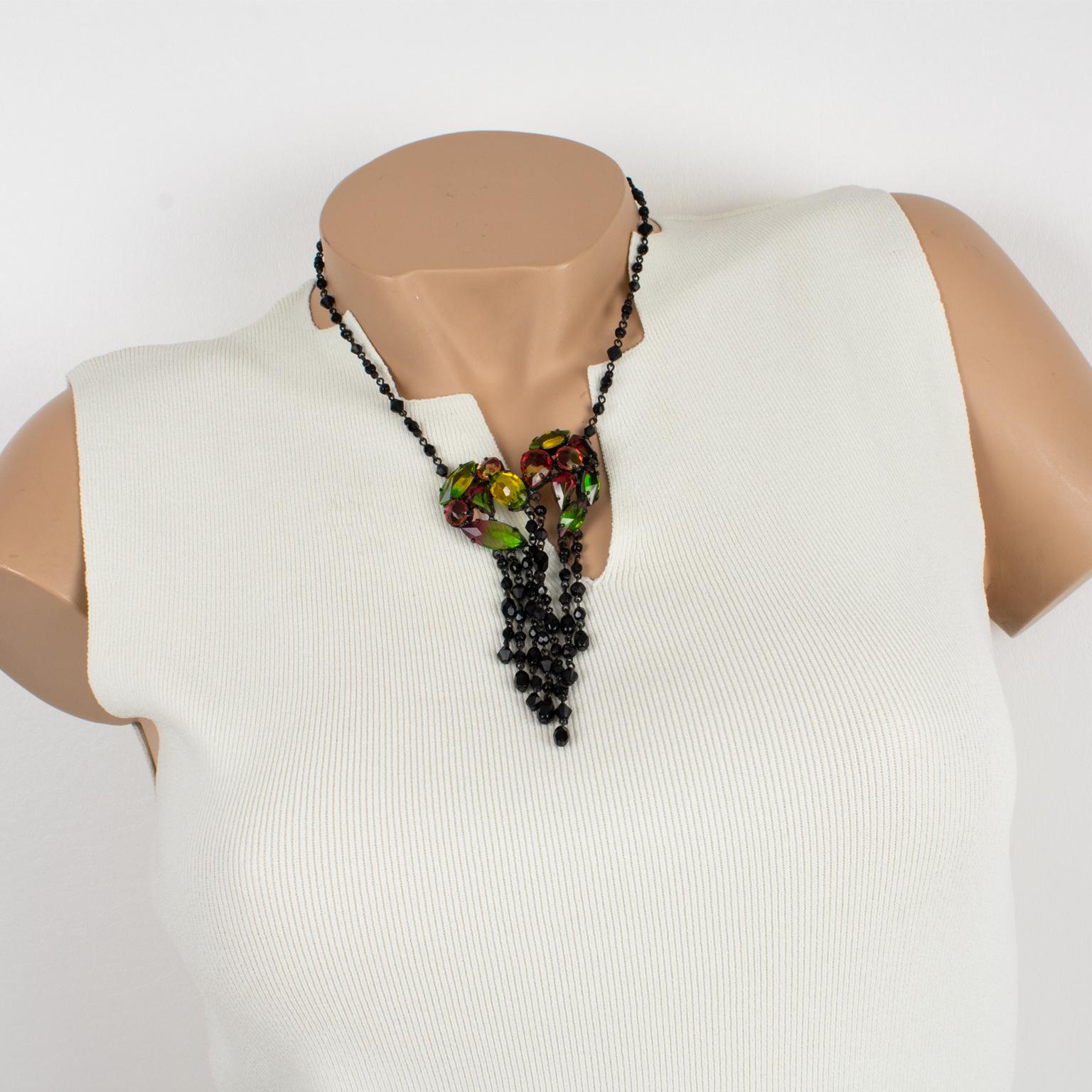 Diese romantische Perlenkette von Jean Paul Gaultier Paris hat ein viktorianisch inspiriertes Design mit einer schwarzen Metallkette, die mit schwarzen Jet-Perlen verziert ist, und einem baumelnden Anhänger, der mit Strasssteinen verziert ist. Das