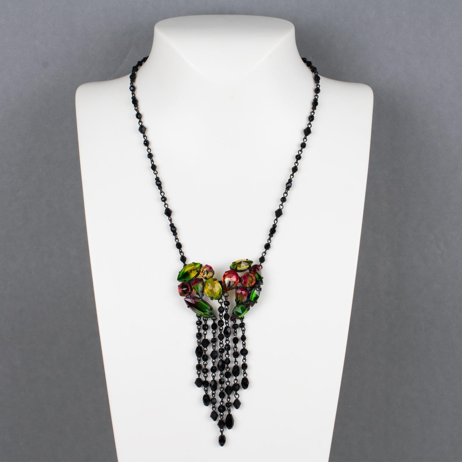 Ce superbe collier de perles, conçu par Jean Paul Gaultier Paris, présente un design d'inspiration victorienne qui met en valeur une chaîne en métal noir ornée de perles de jais noir, complétée par un pendentif agrémenté de strass en cristal. Le