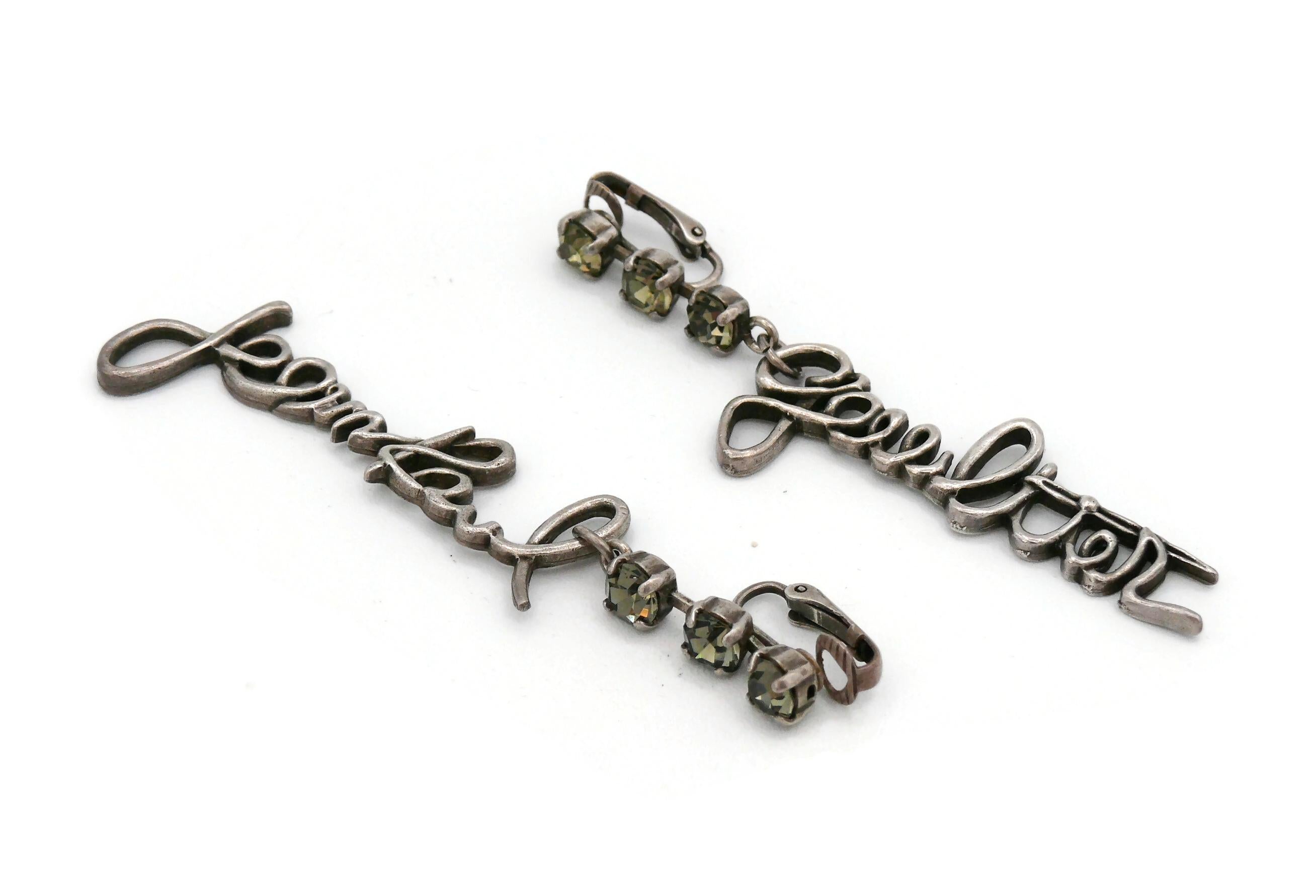 Boucles d'oreilles pendantes JEAN PAUL GAULTIER Signature curviligne ornées de bijoux Bon état - En vente à Nice, FR