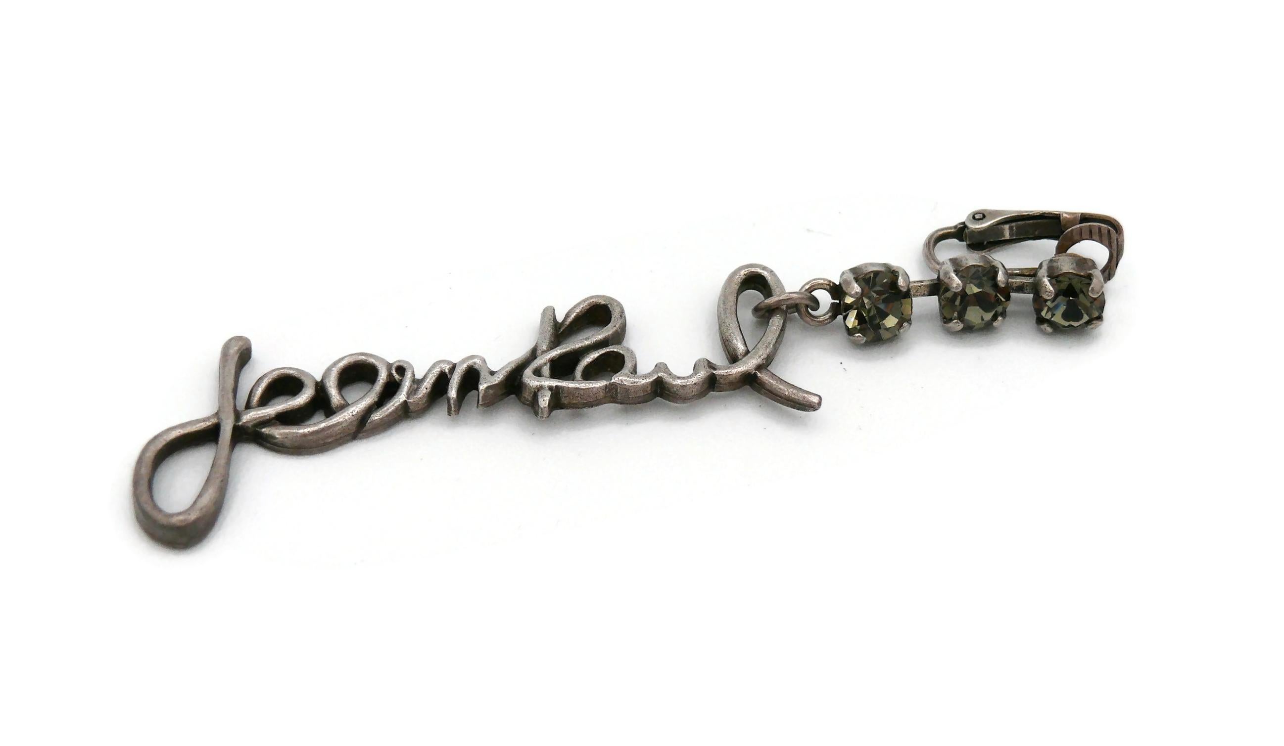 Boucles d'oreilles pendantes JEAN PAUL GAULTIER Signature curviligne ornées de bijoux en vente 1