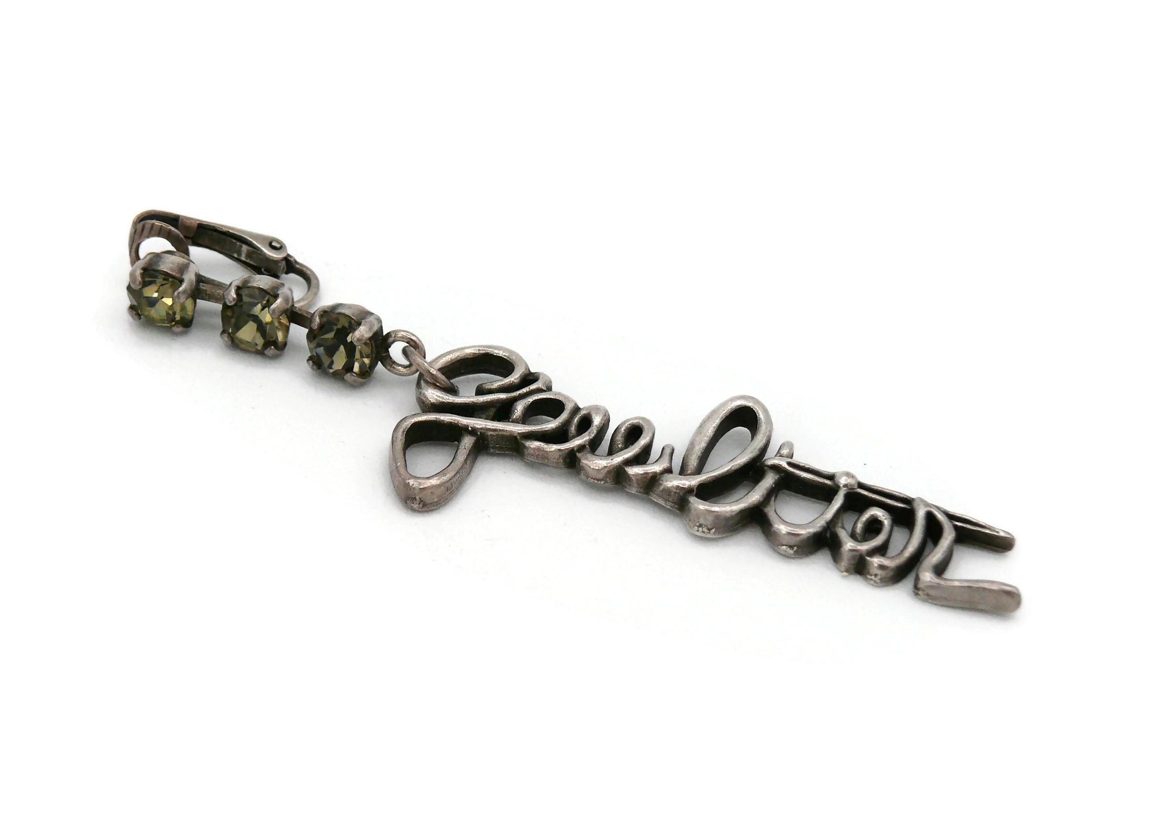 Boucles d'oreilles pendantes JEAN PAUL GAULTIER Signature curviligne ornées de bijoux en vente 3