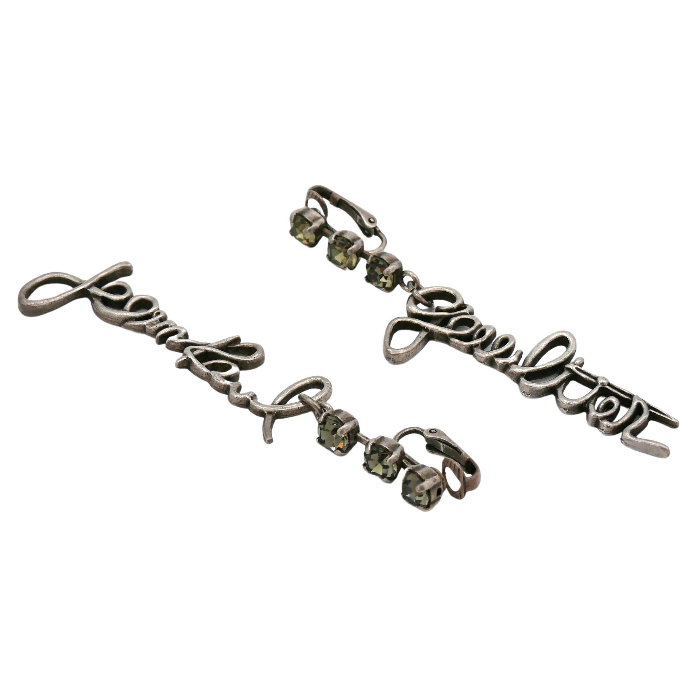 Boucles d'oreilles pendantes JEAN PAUL GAULTIER Signature curviligne ornées de bijoux en vente