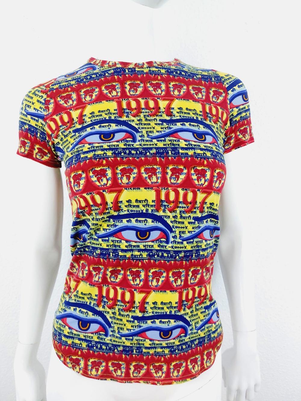 Jean Paul Gaultier JPG Tibet Tibetan 1997 Buddha Eyes Stretch Egypt Tattoo Optical Illusion T-shirt Top Tee 
Top vintage 1997 JEAN PAUL GAULTIER, imprimé d'yeux de Bouddha multicolores et de mots tibétains sur fond jaune.


Un motif aux couleurs