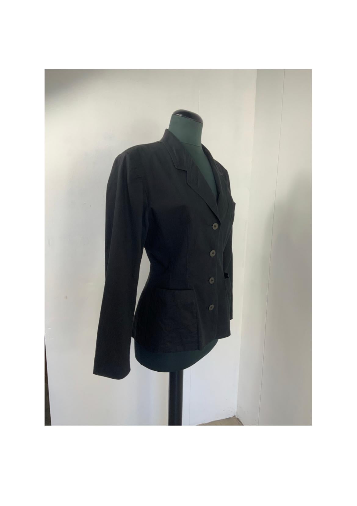 JEAN PAUL GAULTIER JUNIOR JACKET.
In cotton. Lined.
He was born as a Junior boss but wears an Italian 40/42.
It has padded shoulder straps.
Shoulders 46 cm
Bust 48 cm
Waist 38 cm
Length 68 cm
Excellent general condition shows signs of normal use