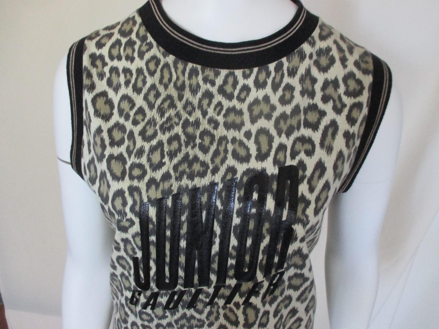 Top vintage anni '90 con stampa leopardata di Jean Paul Gaultier Junior. 
Caratterizzato da girocollo nero, logo stampato nero sul davanti e orlo dritto.
La taglia è indicata come grande ma si adatta anche a una taglia più piccola, vedi le misure