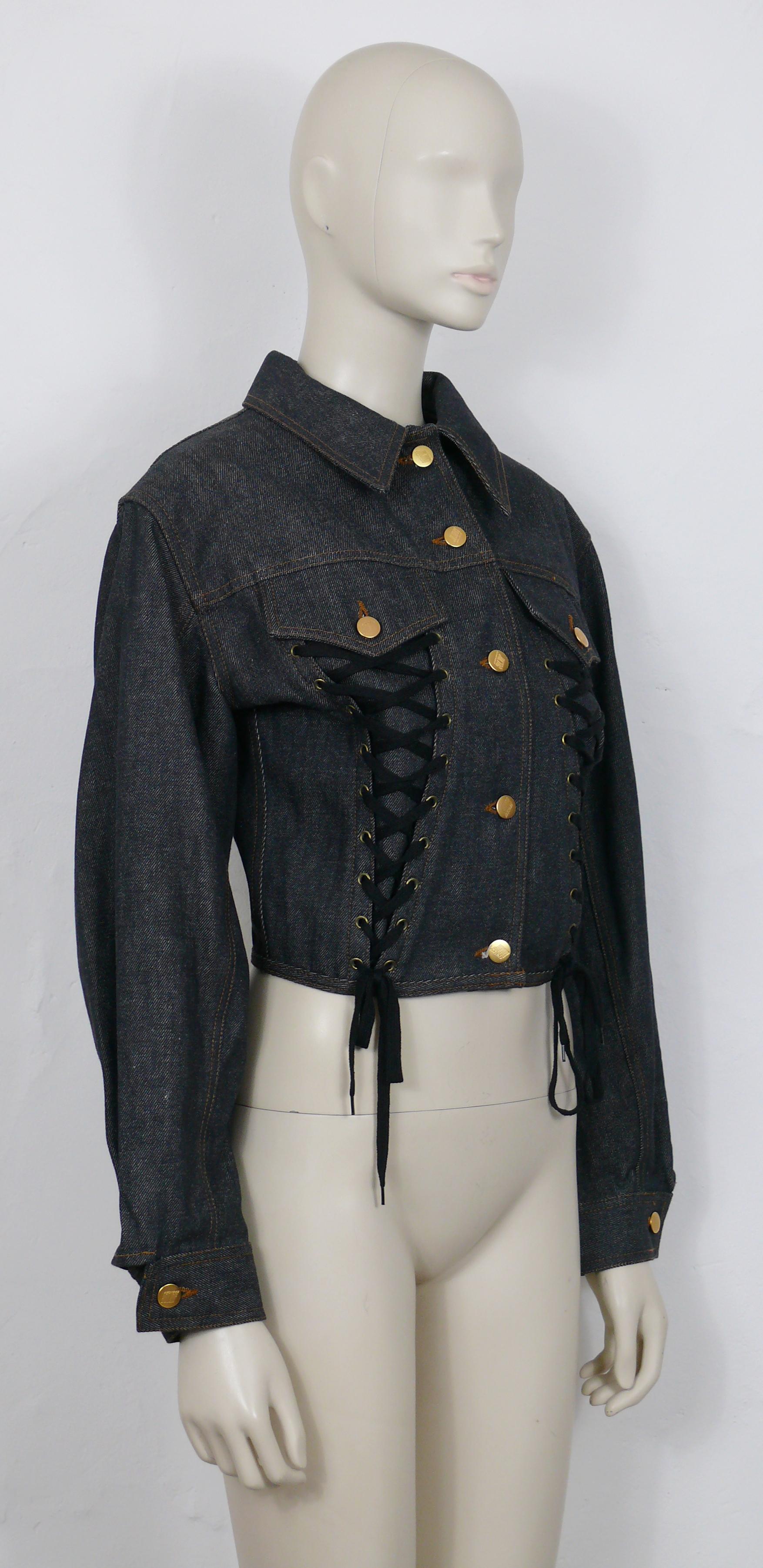 JEAN PAUL GAULTIER Junior veste vintage en denim noir iconique style corset.

Cette veste présente les caractéristiques suivantes :
- Denim noir.
- Col classique.
- Fermeture à bouton sur le devant.
- Laçage sur le devant.
- Manches longues avec