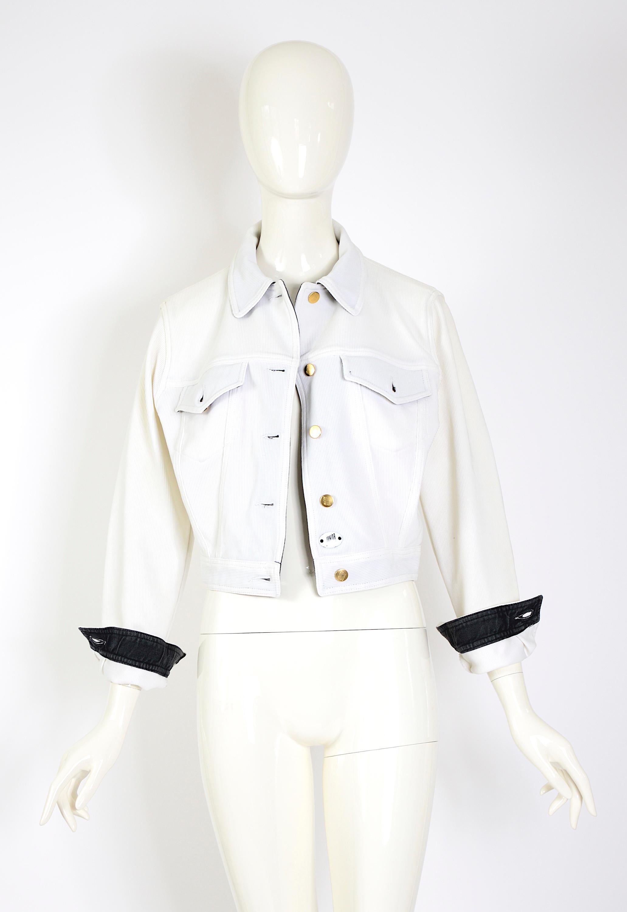 Jean-Paul Gaultier junior S/S 1988 weiße gerippte dokumentierte Jacke, wie an Model/Schauspielerin Talisa Soto gesehen.
Das Design dieser Jacke ist ein zeitloses Stück, das häufig in den kultigen Kollektionen von Jean Paul Gaultier zu finden ist.