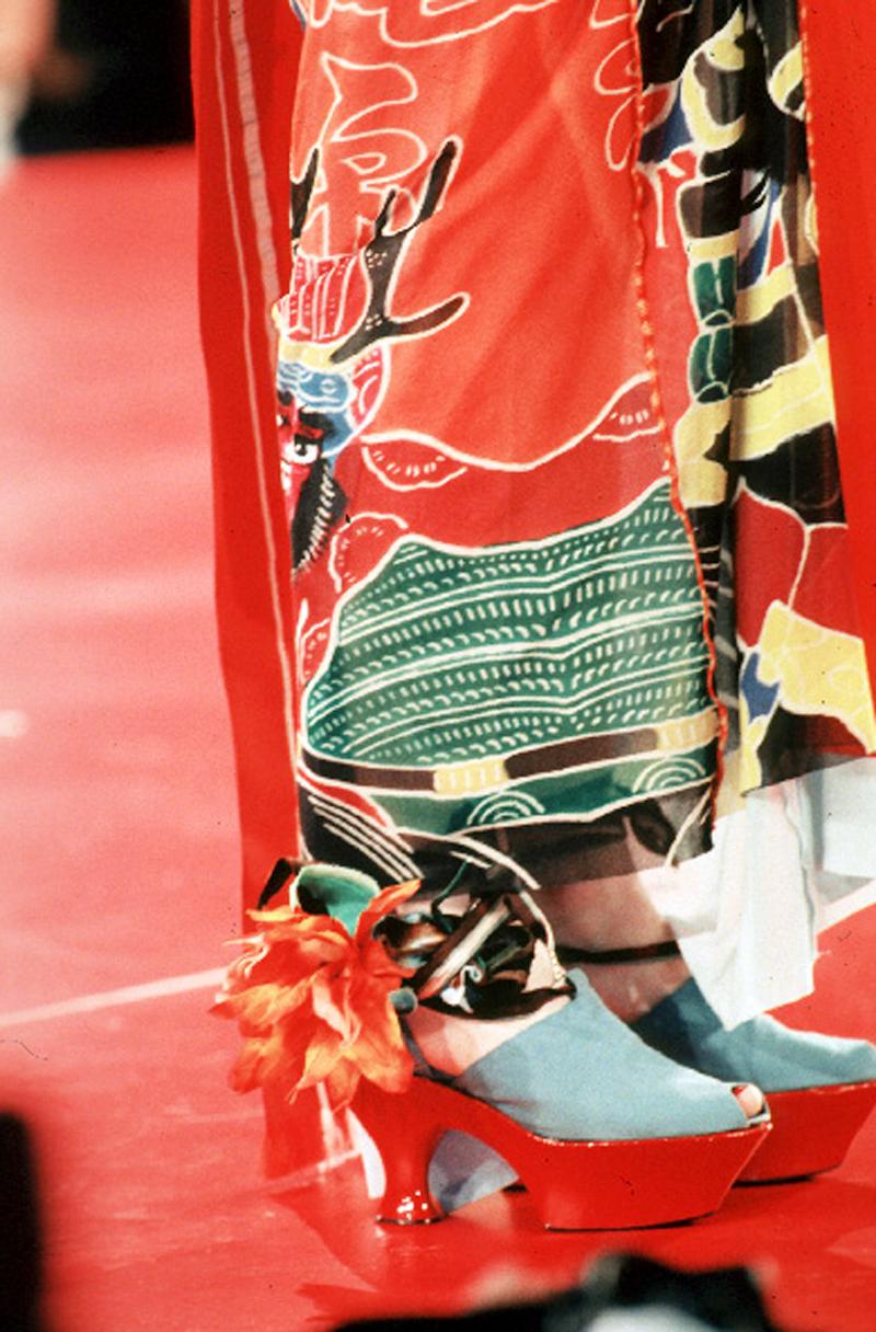 Jean Paul Gaultier kimono style dress, from the Spring/Summer 1999 collection. Features a warrior print, as seen on the runway. 

Condition
Excellent. No composition tag.

Marked Size
Medium. Stretchy material.
