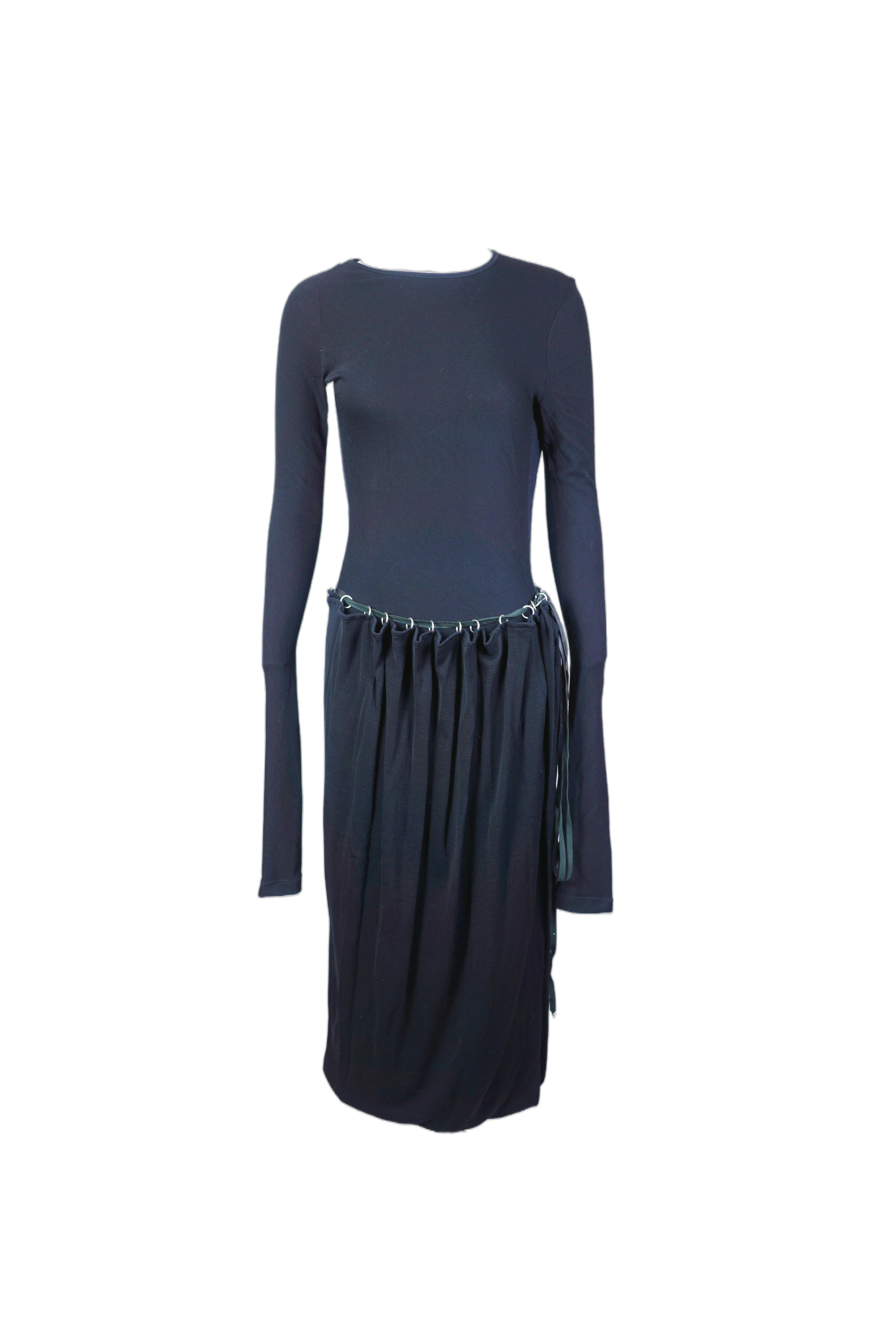De las mujeres JEAN PAUL GAULTIER Finales de los 90 Bata negra multidireccional con tirante y larga cola en venta