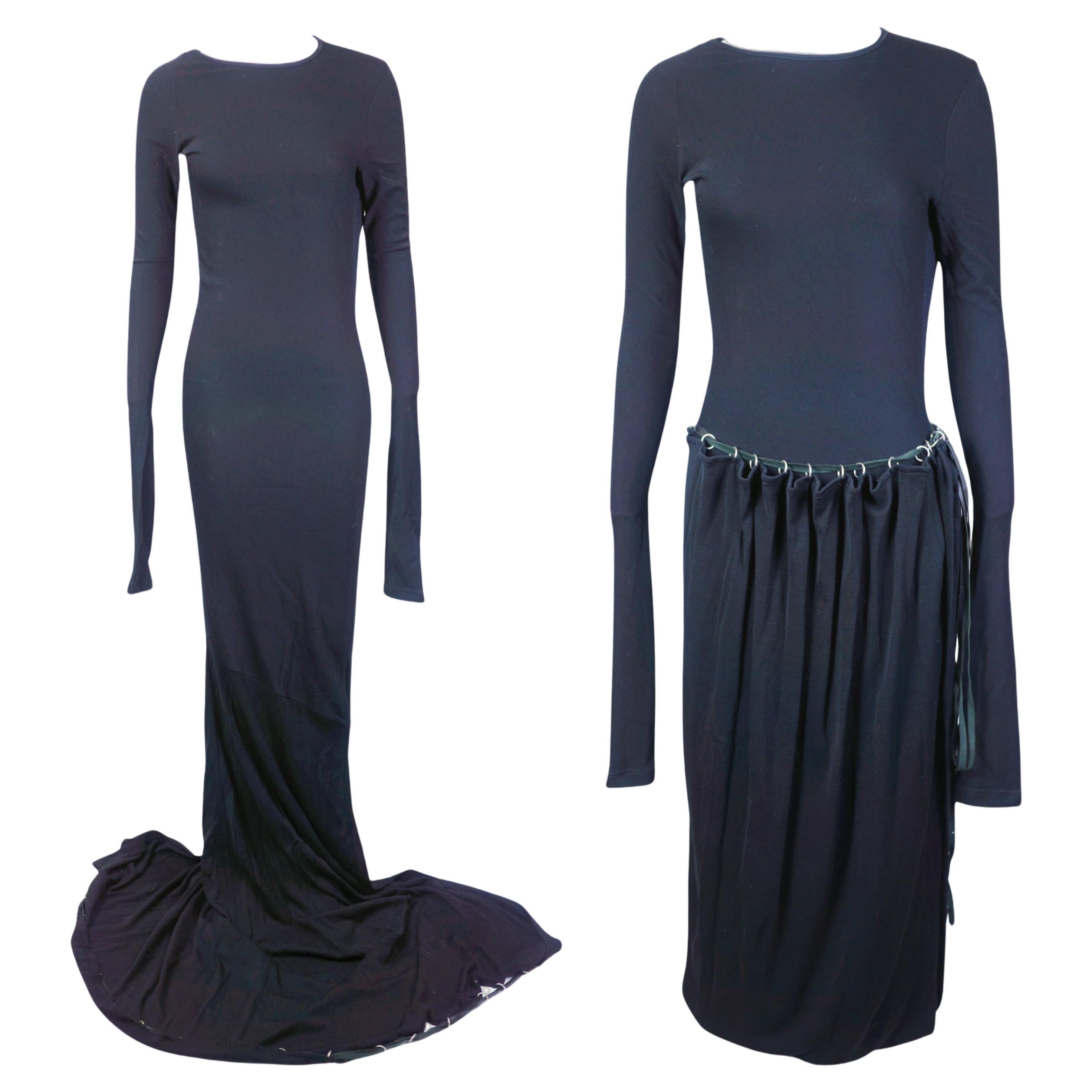 JEAN PAUL GAULTIER Finales de los 90 Bata negra multidireccional con tirante y larga cola en venta