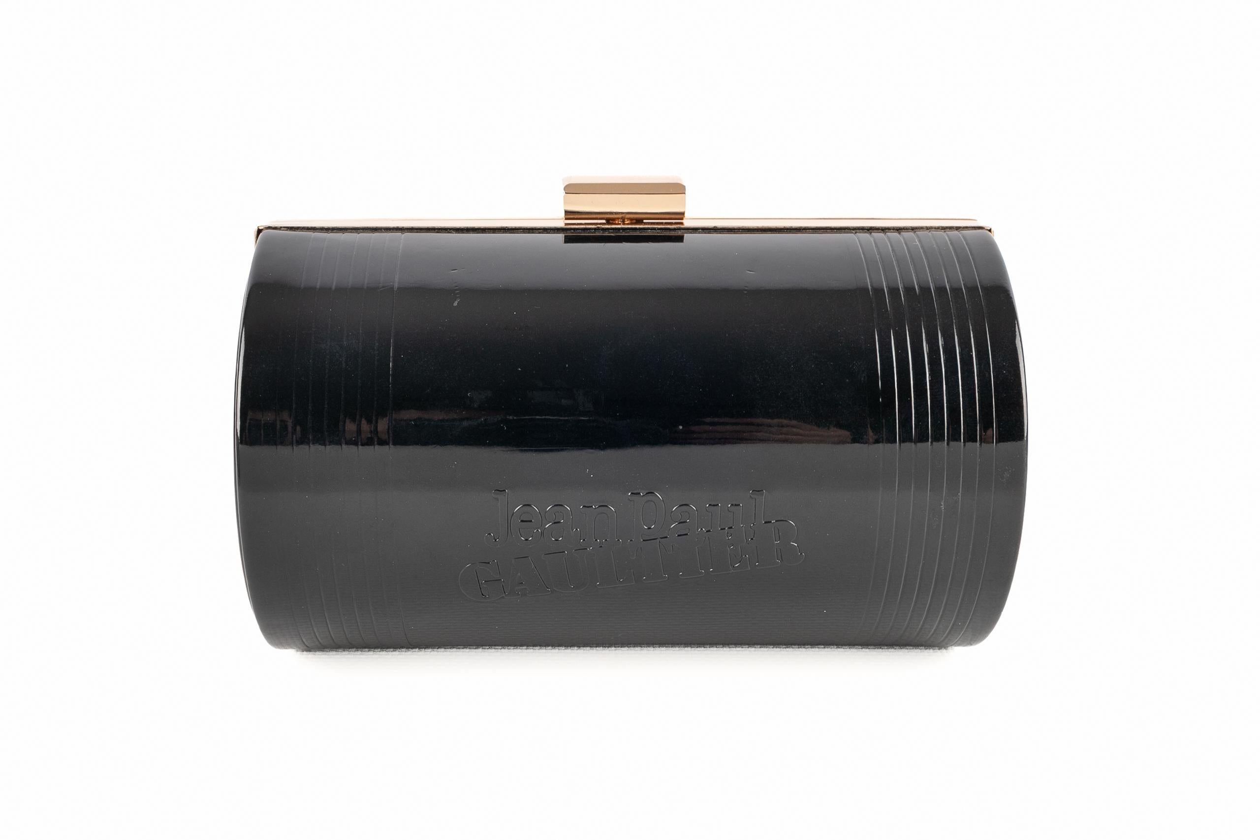 JEAN-PAUL GAULTIER - Patent black leather handbag with golden metal elements.

Condition:
Good condition

Dimensions:
Height: 9 cm - Length: 15 cm - Handle: 125 cm

SKU:S316