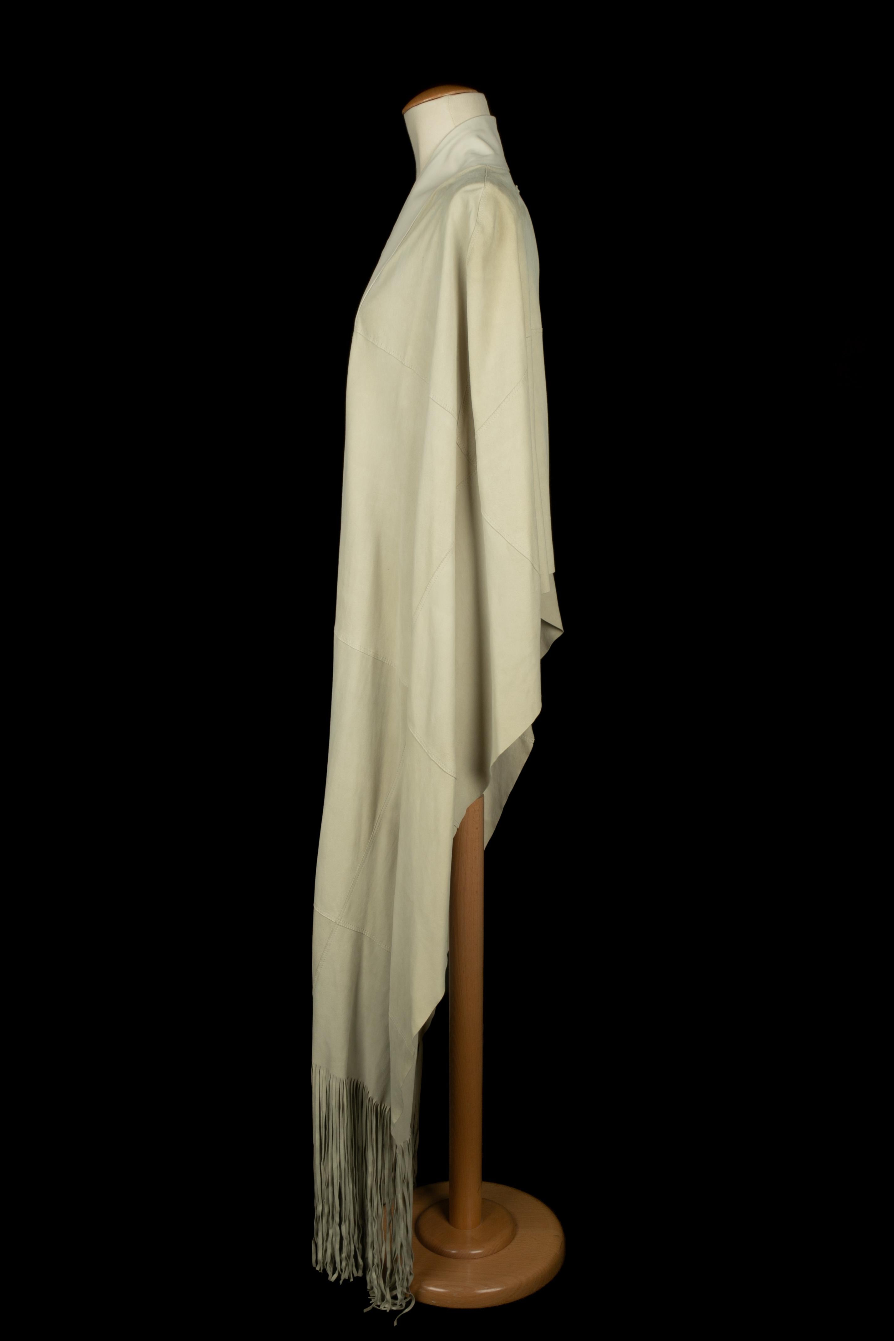 JEAN-PAUL GAULTIER - (Made in Italy) Mantella in pelle di pecora con apertura interna. Indica la taglia L.

Condizioni:
Buono stato

Dimensioni:
Lunghezza: 250 cm - Altezza: 58 cm

SKU:FV121