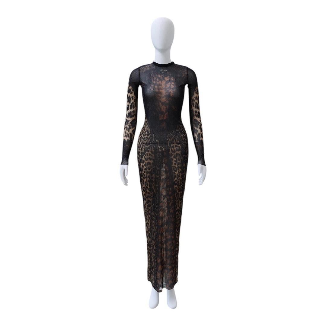 Jean Paul Gaultier - Robe longue en maille et dentelle imprimée léopard

Cette robe longue en maille transparente de Jean Paul Gaultier est un rêve pour les collectionneurs et un modèle pour les défilés. Elle est ornée d'un imprimé léopard