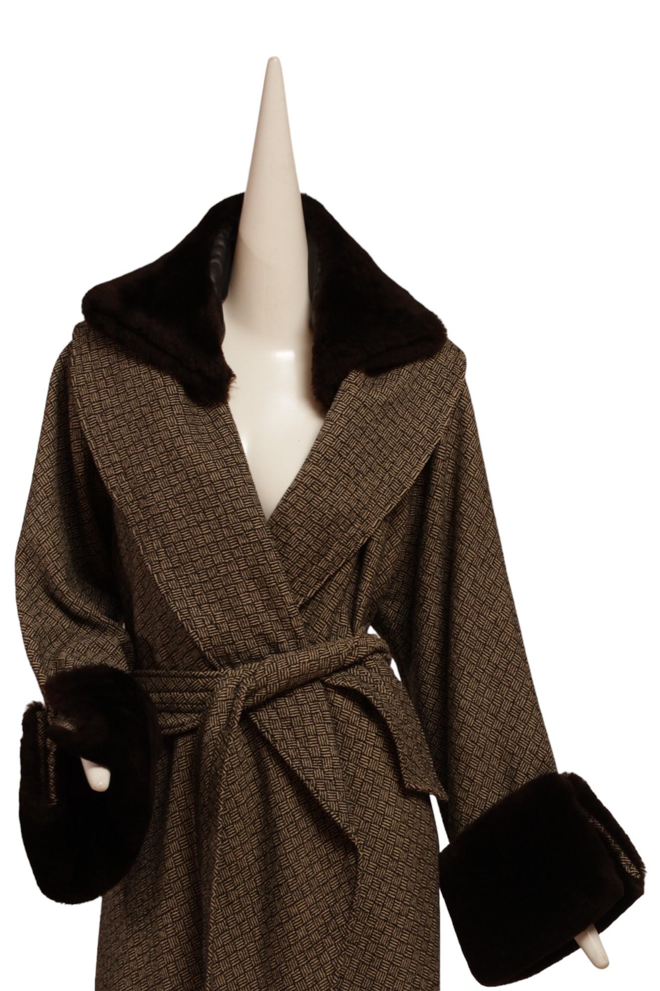 JEAN PAUL GAULTIER, long cross hatch black and white print, faux fur cuffs and removable faux collar with Silk Parisian lining.



US Size 6 can fit up to size 10

comes with original Jean Paul Gaultier garment bag and hanger.