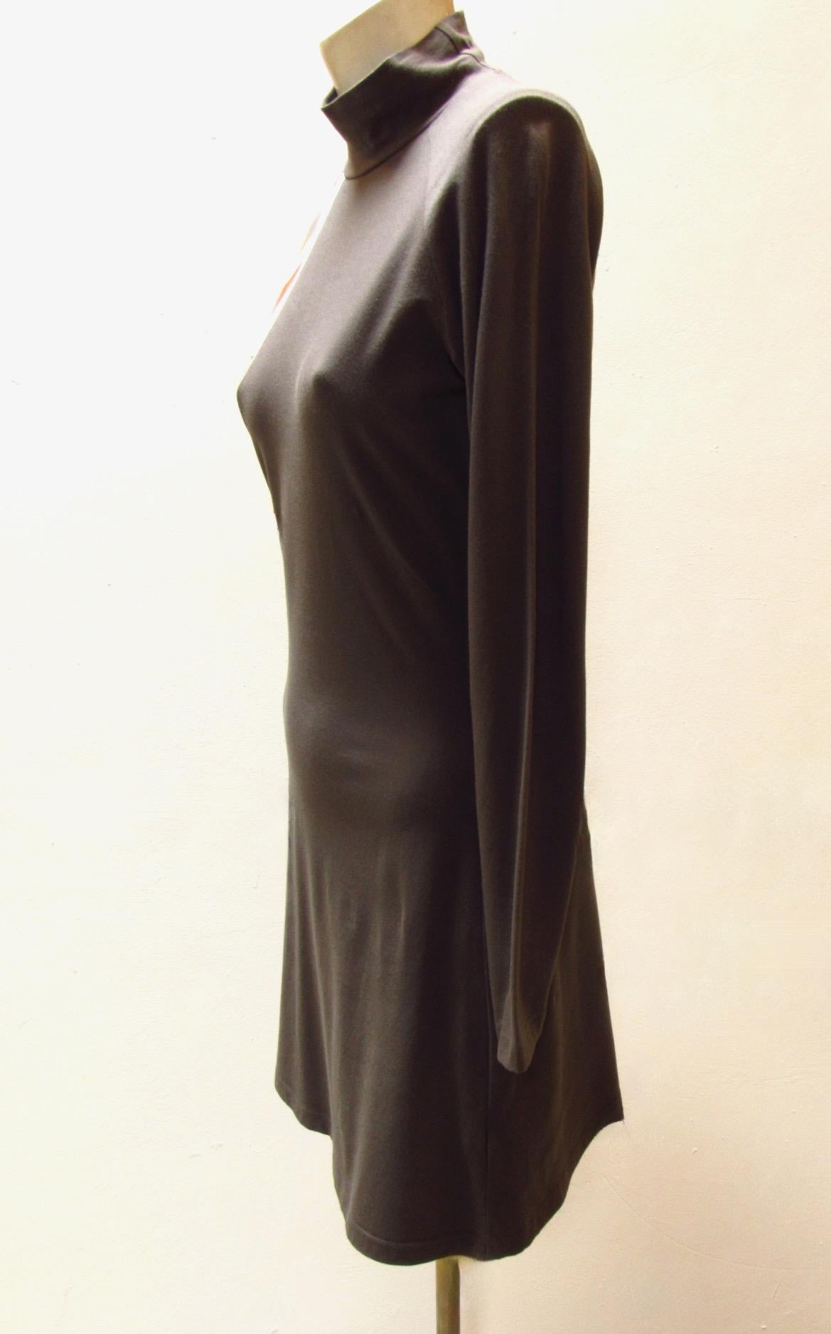 Dieses bezaubernde langärmelige Baumwollkleid mit grauem Rollkragen und hübschen Streifen an einer Schulter ist ein Vintage-Stück von Jean Paul Gaultier. 