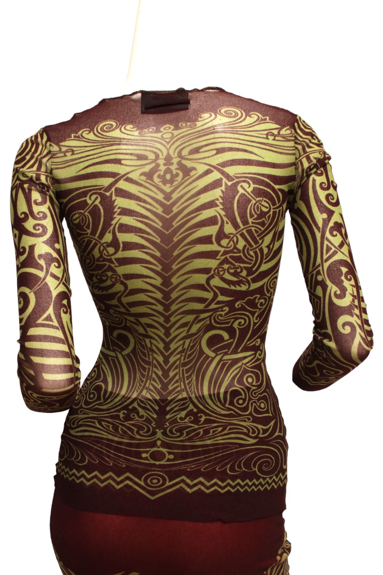 Jean Paul Gaultier Maille 1996 P/E Tattoo Maori Top e Gonna Reversibile in vendita 7