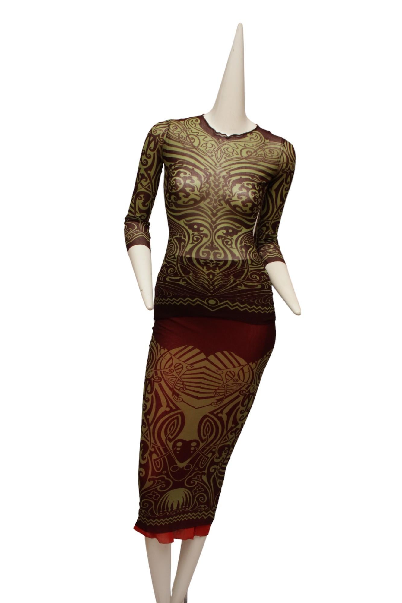 JEAN PAUL GAULTIER, Maille, MESH, 1996 P/E Top a maniche lunghe con tatuaggio tribale Maori e gonna lunga reversibile in terra di Siena. Colori verde, marrone e arancione.

Lunghezza della parte superiore della schiena 23