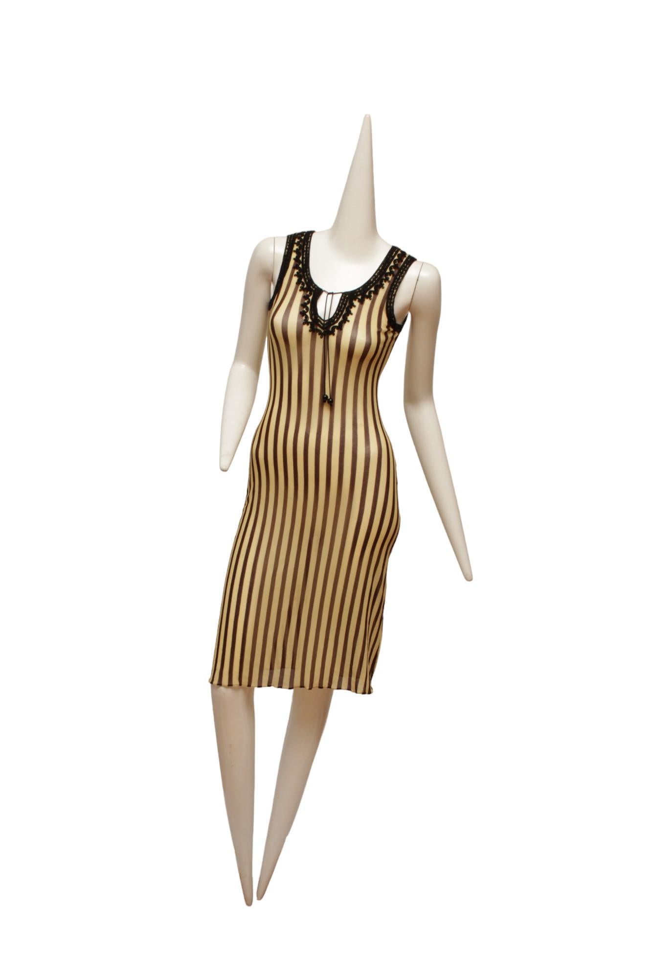 Robe sans manches à rayures marron et crème Jean Paul Gaultier Maille 90's en maille extensible JPG emblématique. Garniture noire le long de l'encolure et de l'ouverture des manches. L'encolure avant est fermée par un cordon et des perles.

Fabriqué