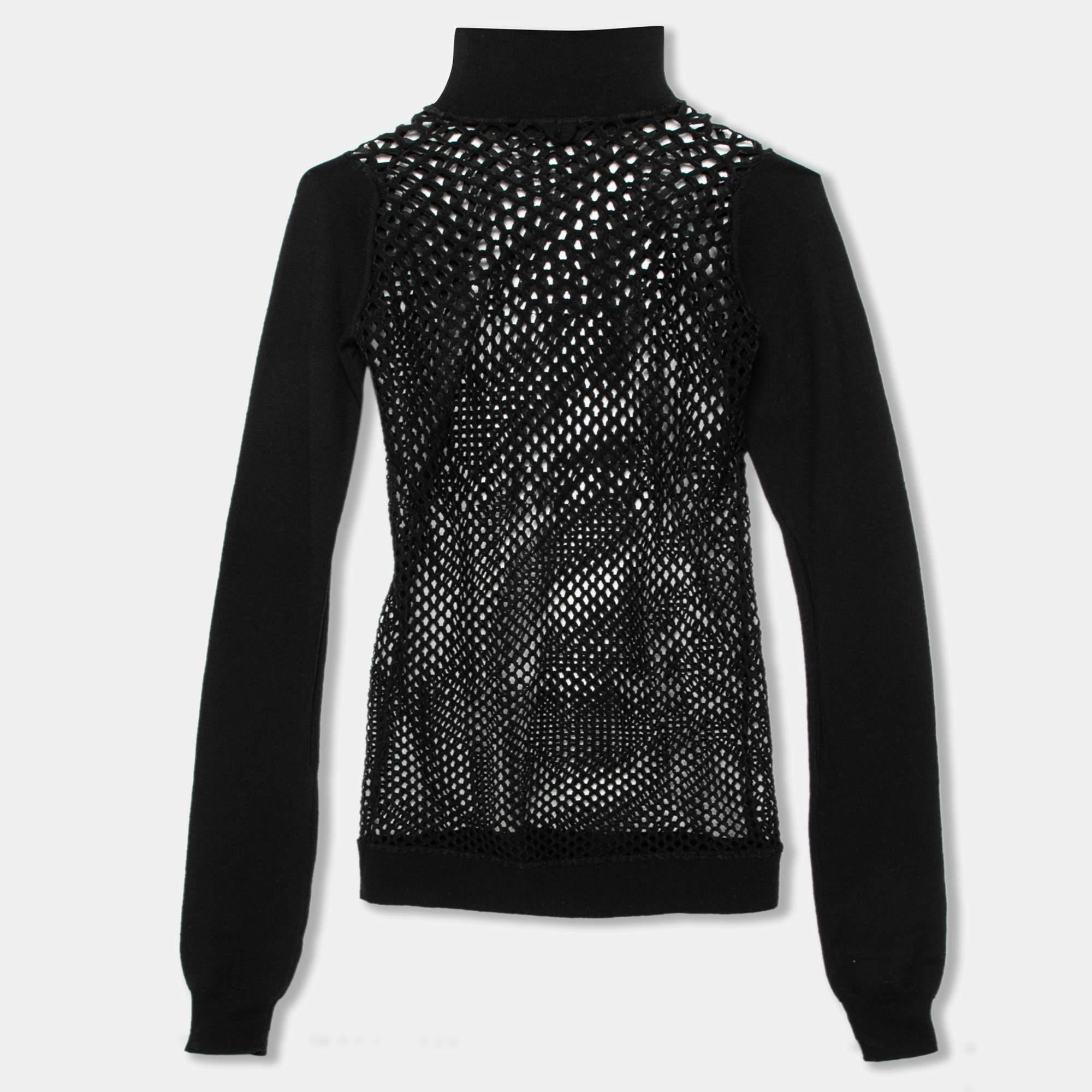 Jean Paul Gaultier Maille propose ce pull noir à motifs, confectionné dans des matériaux de qualité. Il présente un design en maille ouverte et se termine par des manches longues et un col montant. Il sera du plus bel effet avec un jean et des
