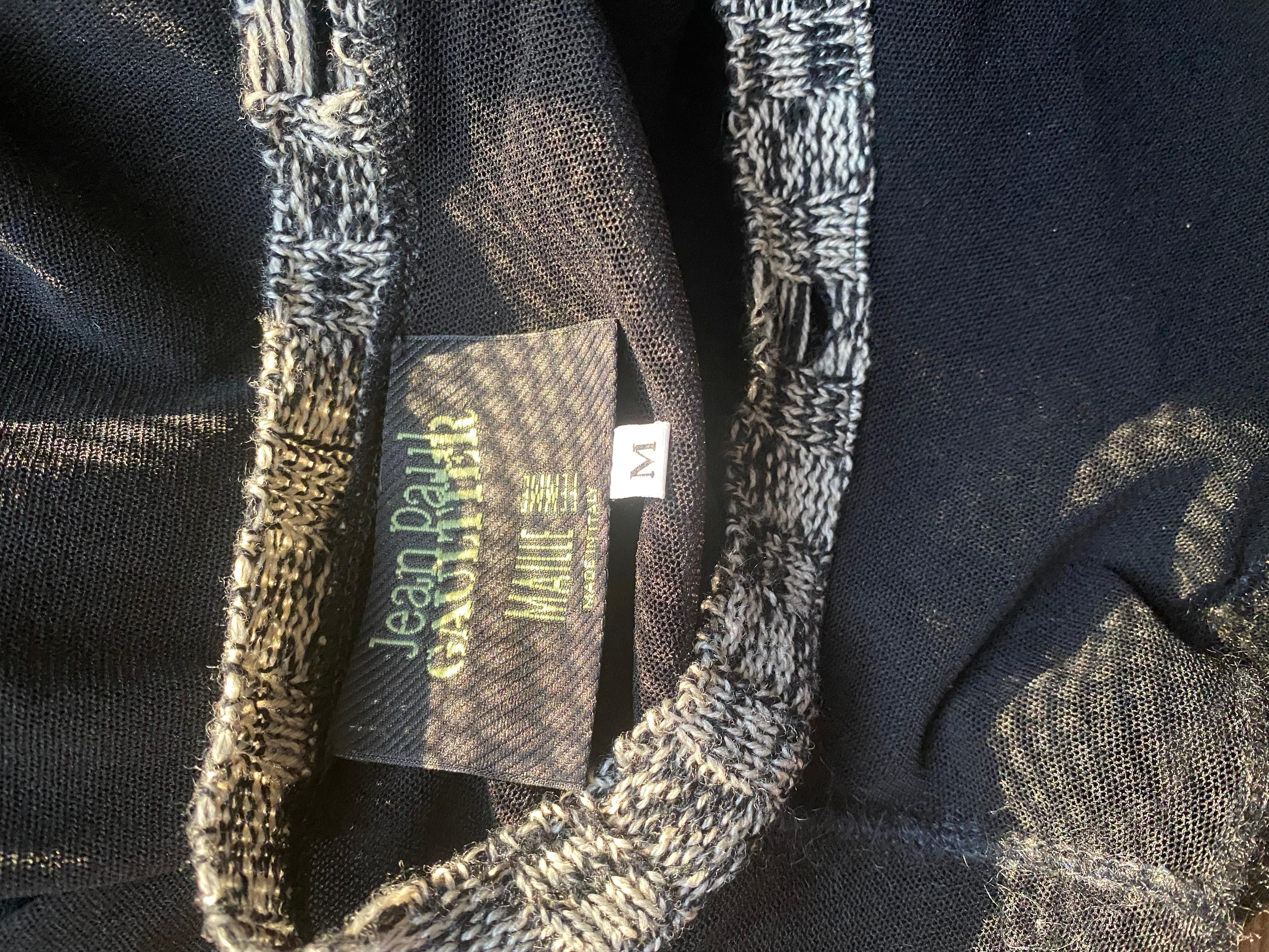 La popularité des articles vintage en maille de Gaultier atteint des sommets. L'influence et le style des sœurs Kardashian et Jenner ont rendu ces objets si désirables qu'ils sont presque impossibles à trouver. Ce T-shirt haut de gamme a été réalisé