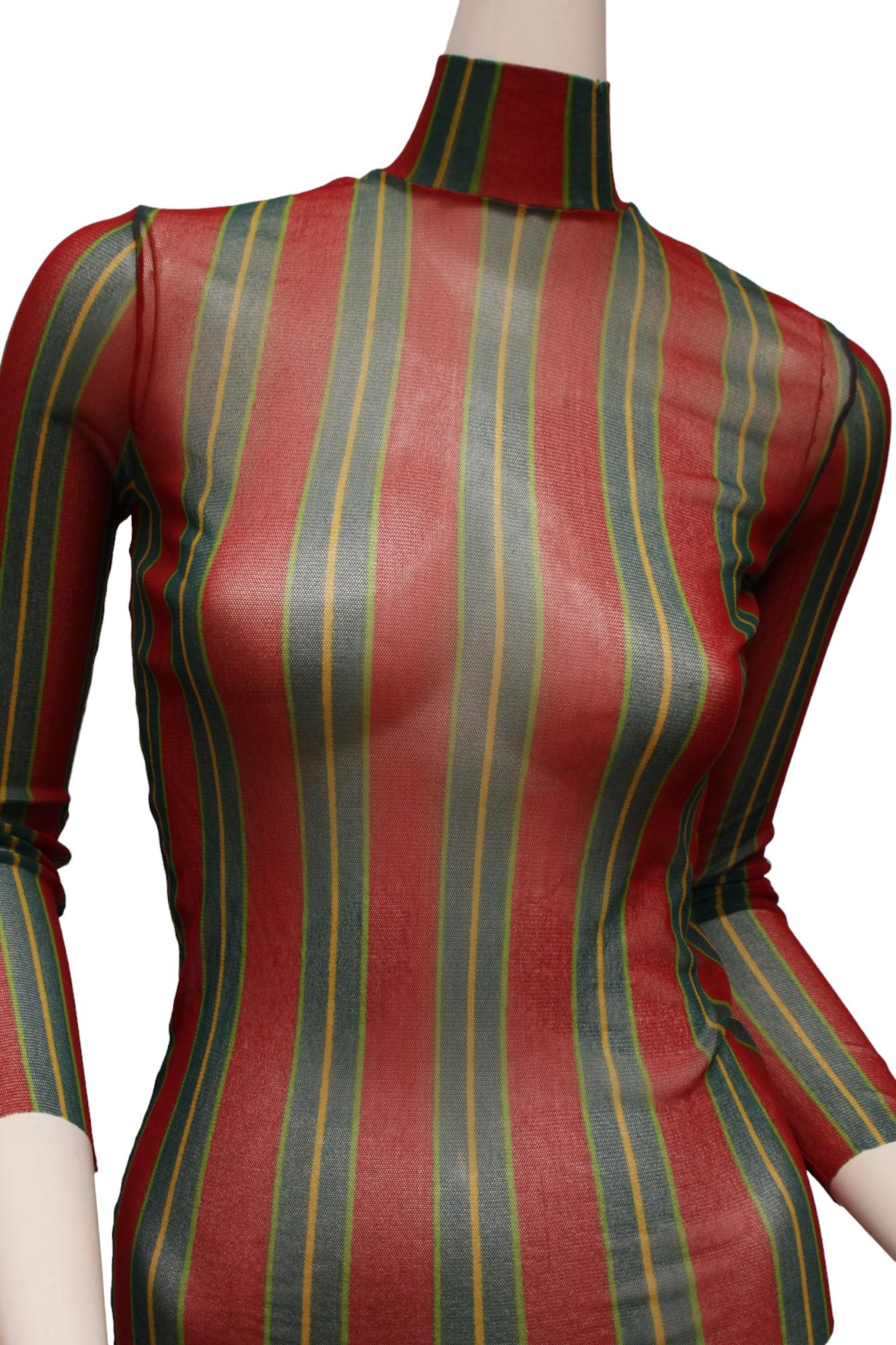 JEAN PAUL GAULTIER, Maille, RARO, Top a righe verticali verdi, rosse e gialle a manica lunga e collo a rete.

Da spalla a spalla: 15; 

La lunghezza delle maniche e della schiena è di 22