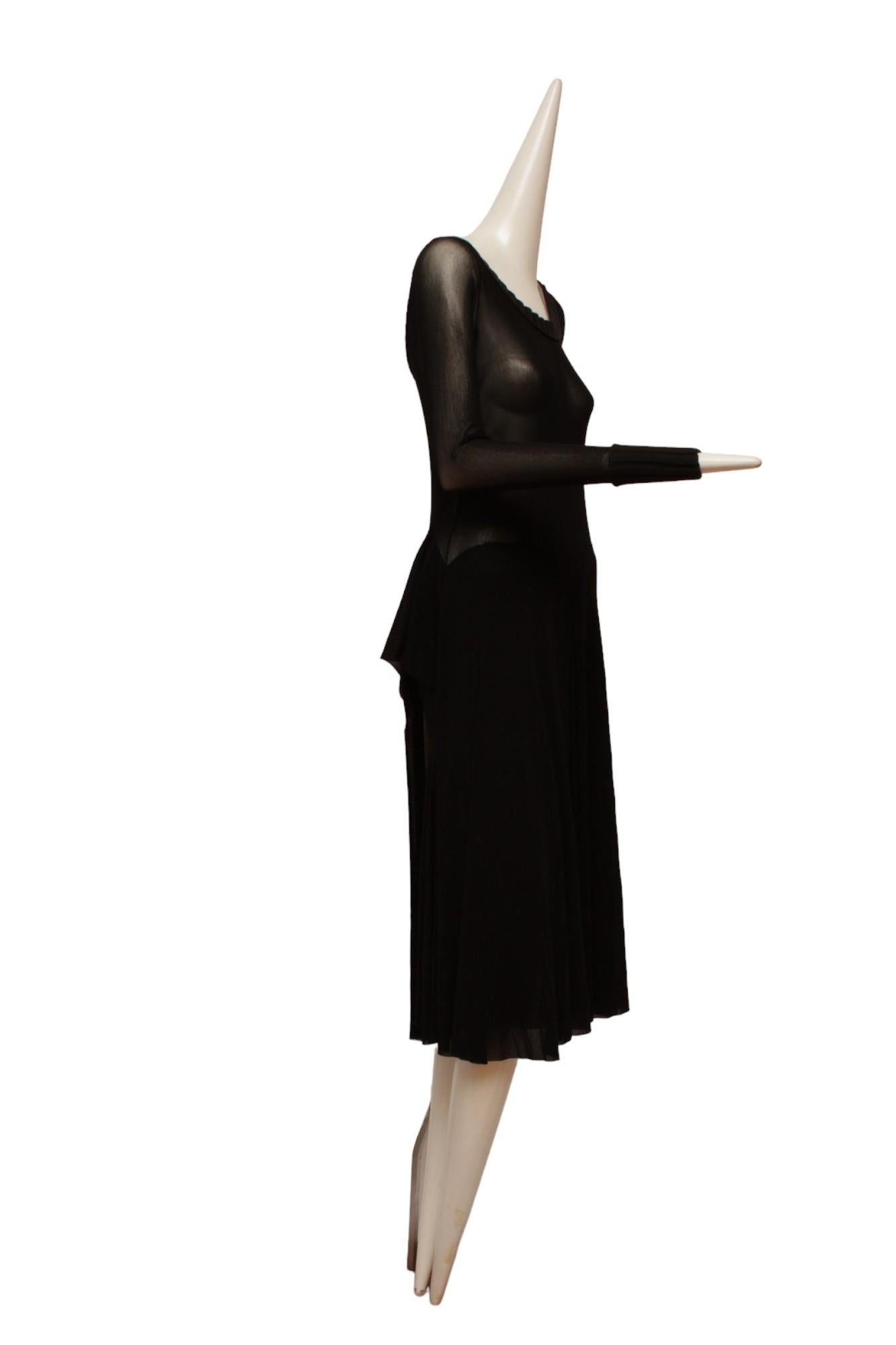 Jean Paul Gaultier Maille Robe noire en maille avec jupe en pointe mouchoir et col et poignets en maille côtelée

Fabriqué en Italie

Taille M ; Mesures ; Epaule 13