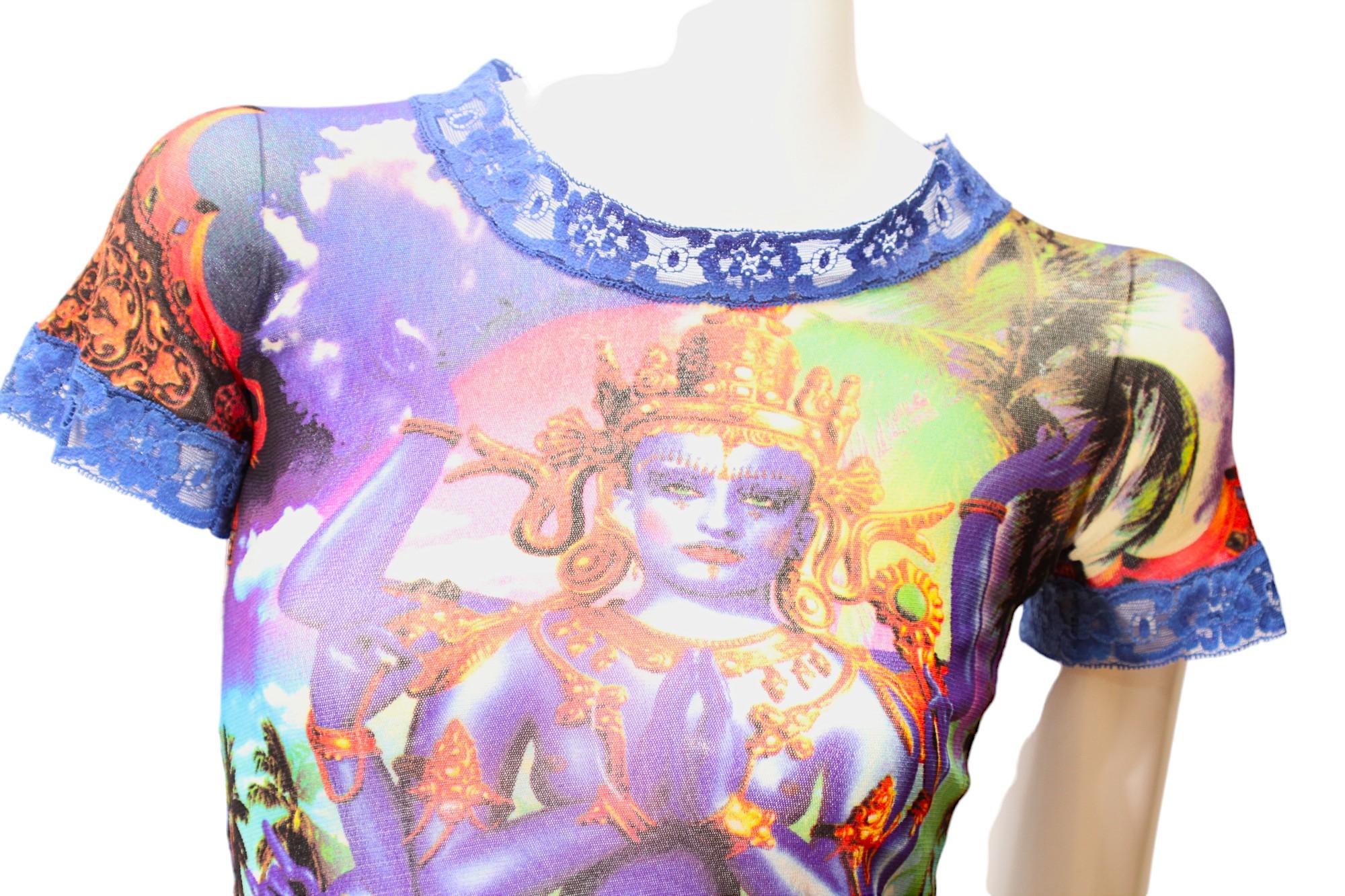 JEAN PAUL GAULTIER, Maille, MESH, Top a manica corta con tatuaggio a farfalla Jean Paul Gaultier Jeans. 

Il top ha bordi in pizzo blu cobalto sul colletto e sulle maniche. Ciano e magenta intensi e vibranti. 

Taglia S/M

Lunghezza della schiena: 20