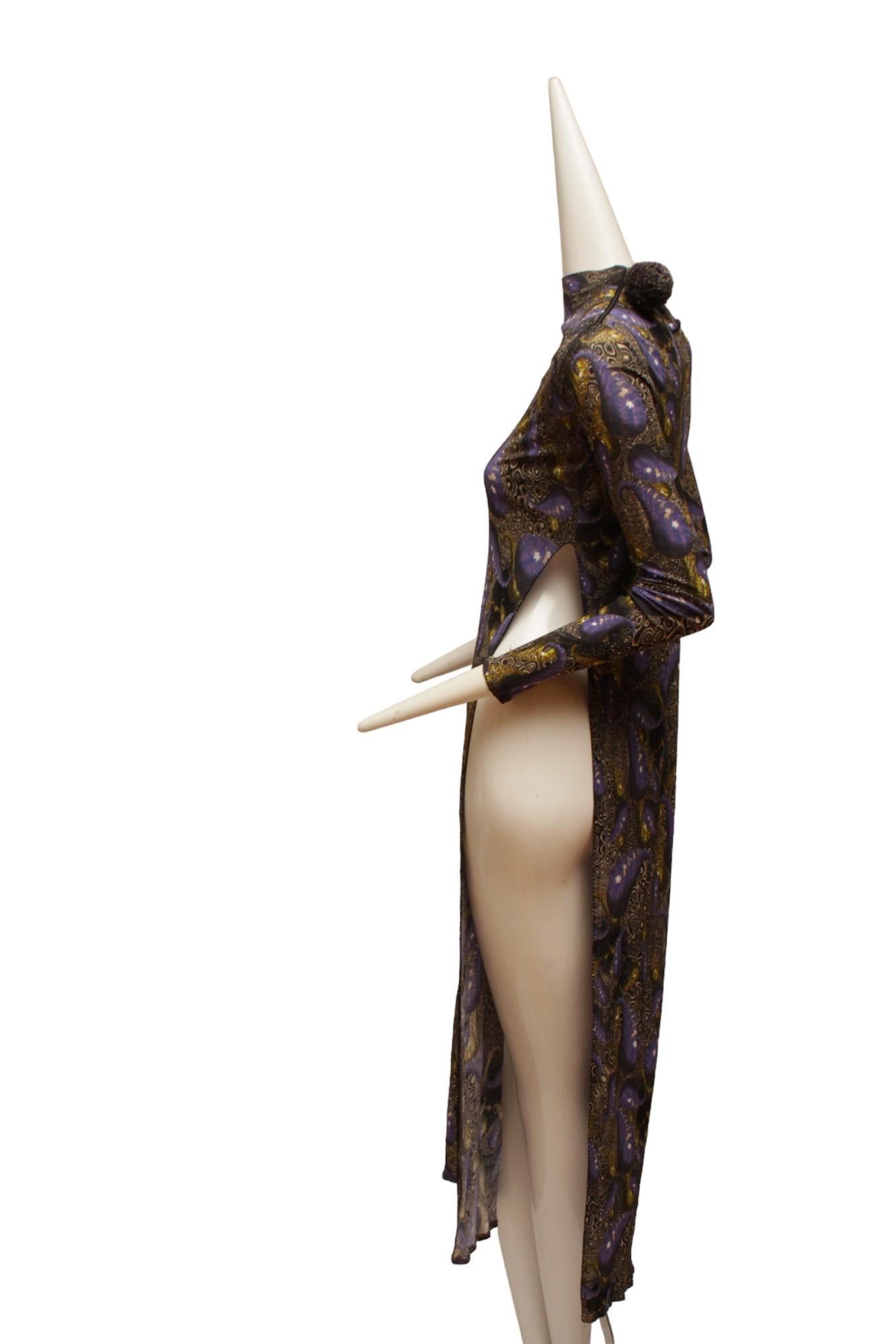 JEAN PAUL GAULTIER, MAILLE, très rare, robe longue à taille haute et doublement fendue avec motif psychédélique répété, fermeture éclair à l'épaule et ornementation de pompons en fil.

Taille S/M.

D'épaule à épaule : 15