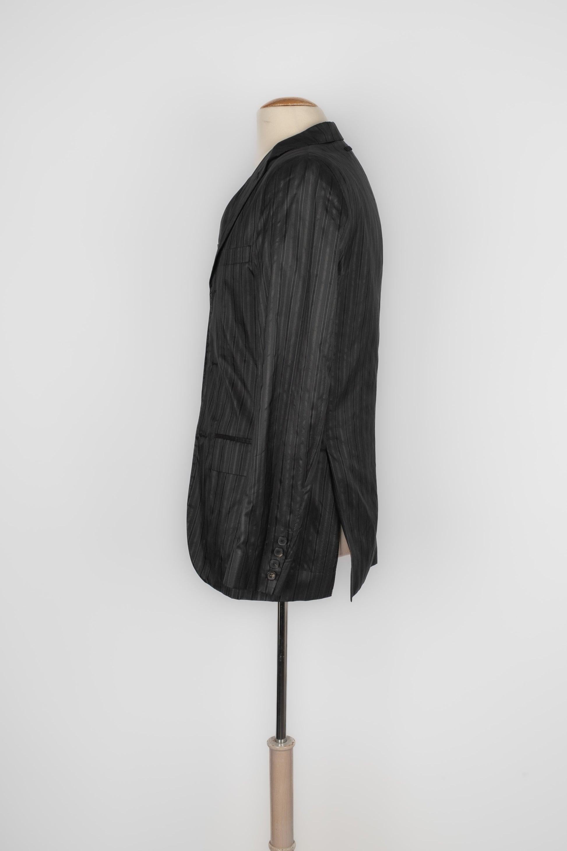 Jean-paul Gaultier - (Made in Italy) Chaqueta de seda negra con rayas doradas. Se indica la talla 50FR.

Más información:
Estado: Muy buen estado
Dimensiones: Anchura de los hombros: 40 cm - Pecho: 49 cm - Longitud de las mangas: 64 cm - Largo: 74