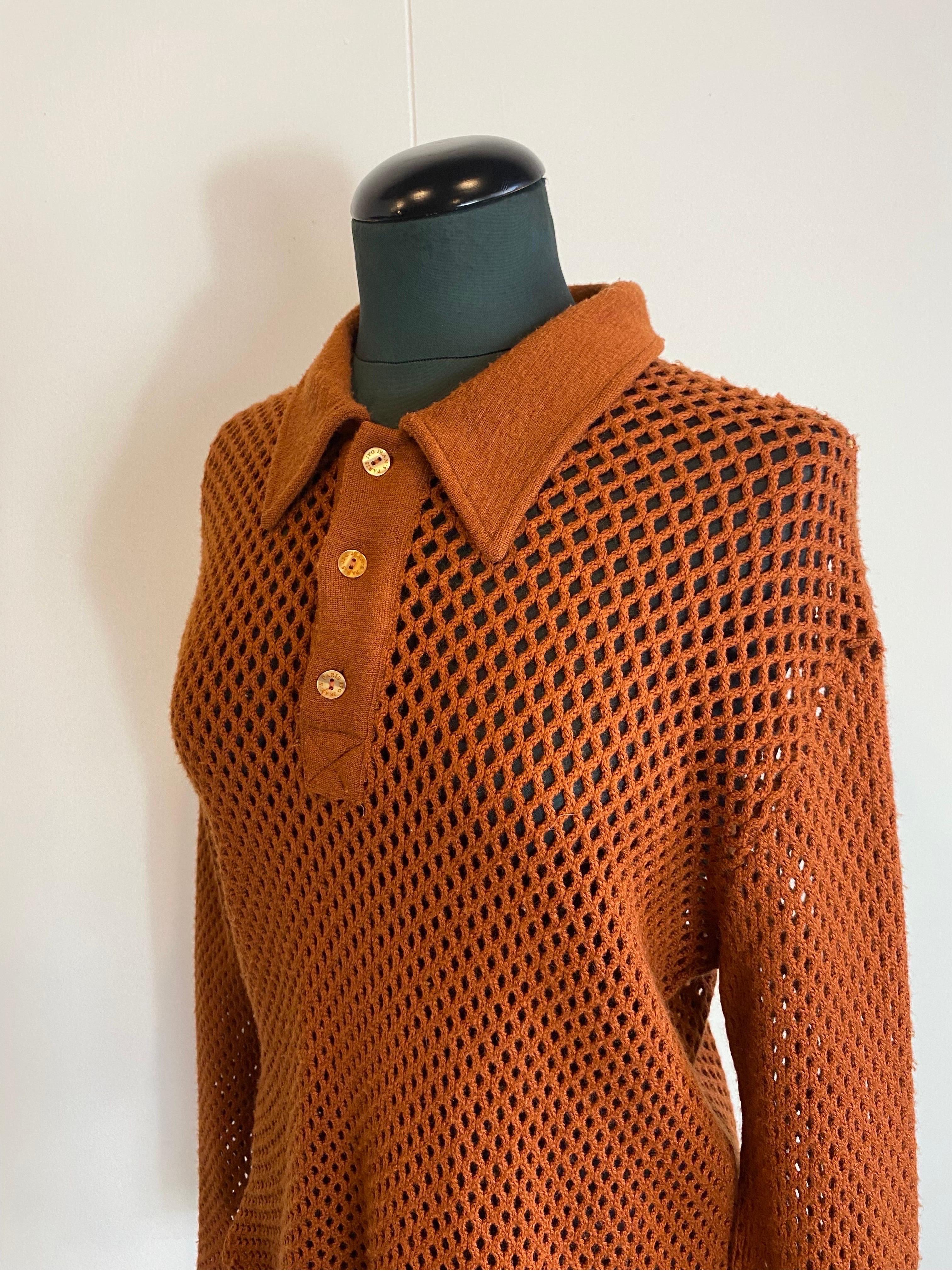 Jean Paul Gaultier men's mesh sweater
Collection 0006. Jeans Jpg by Jean Paul Gaultier. Rare piece. 90s. In wool.
Brick colour. I would say unisex despite being a men's collection.
Logoed buttons. 
Size L.
Shoulder 52
Sleeve length 68
Length 78
Bust