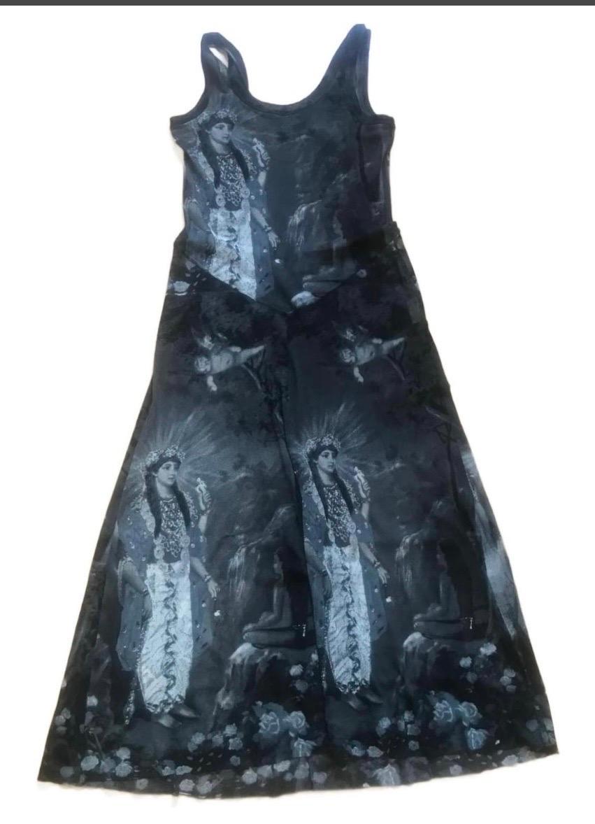 Magnifique robe longue en maille gaultier. Madonna motifs religieux, Hindu,.... taille M. En très bon état. Il ne s'agit que de quelques petits fils tirés. Modèle rare et recherché.