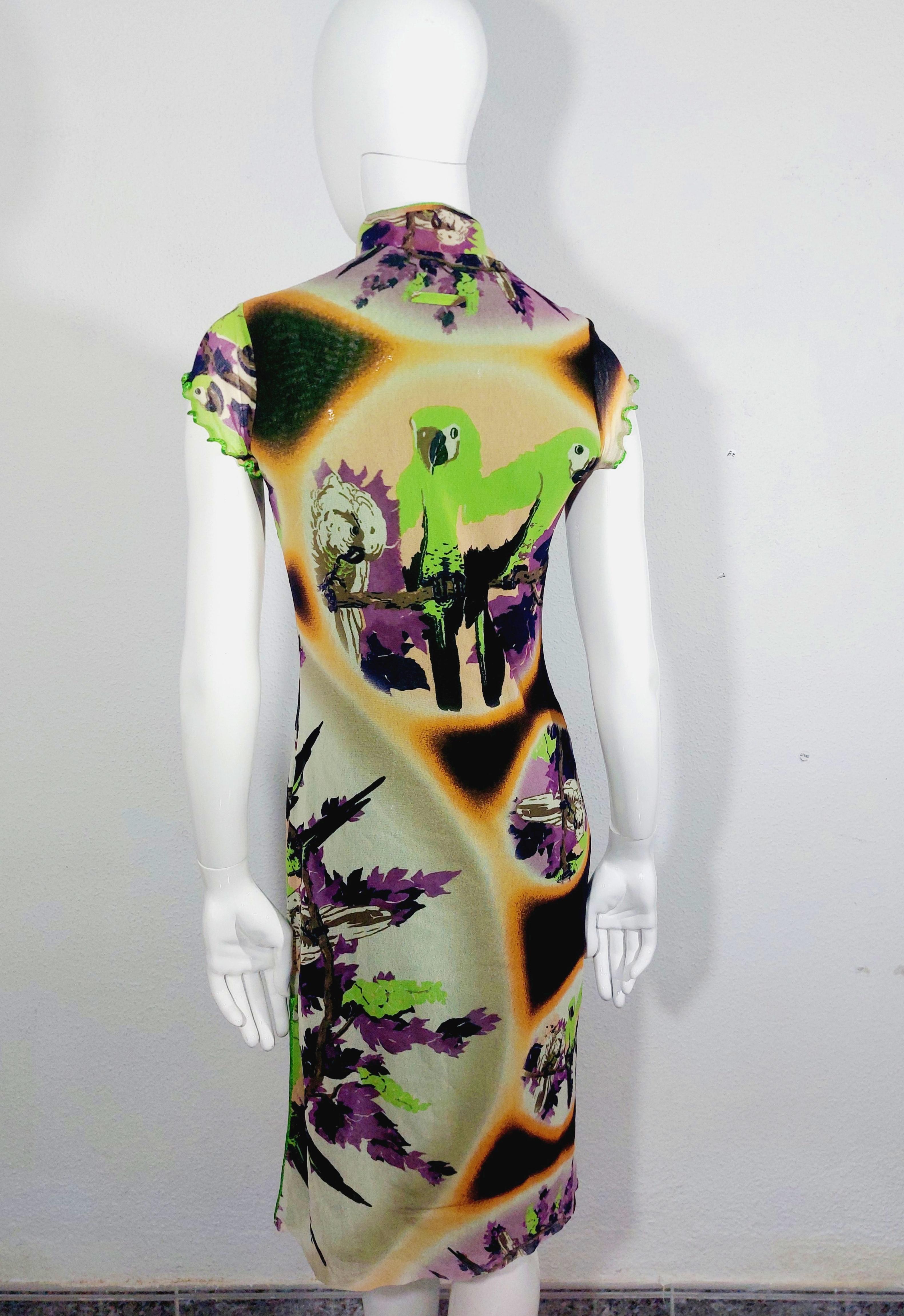 Jean Paul Gaultier Mesh Kimono Geisha Tropical Cheongsam Style Parrot Transparent Slit Dress
Robe midi Soleil de Jean Paul Gaultier en marron et multicolore avec imprimé perroquet sur l'ensemble du corps, col simili, découpe sur le devant, manches