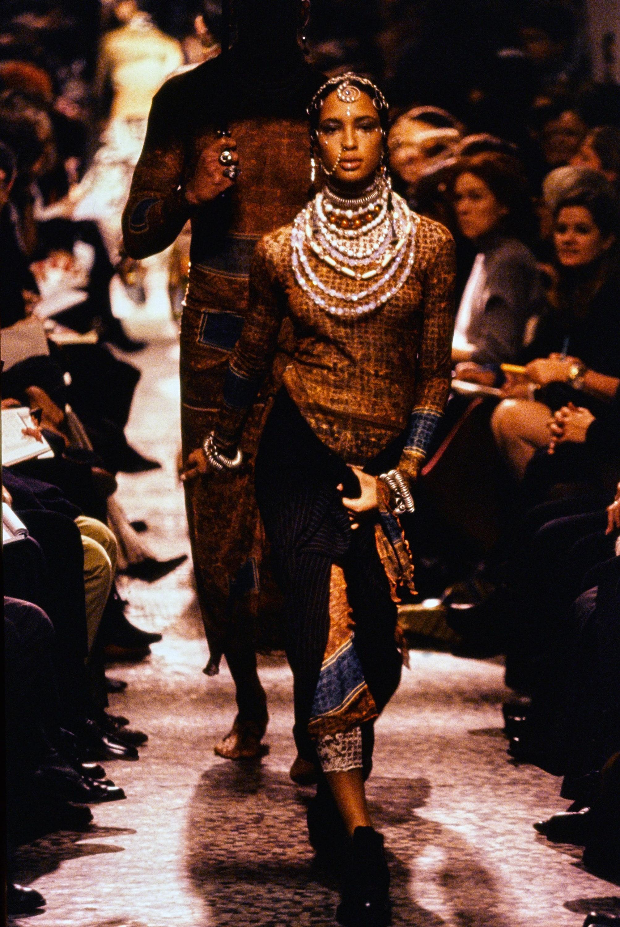 Jean Paul Gaultier JPG Collector Catwalk Mesh Transparent Sheer Nomad Ethnic Tribal Indian Western Aztec Tatouages Langes Maxikleid

Äußerst seltenes Kleid 