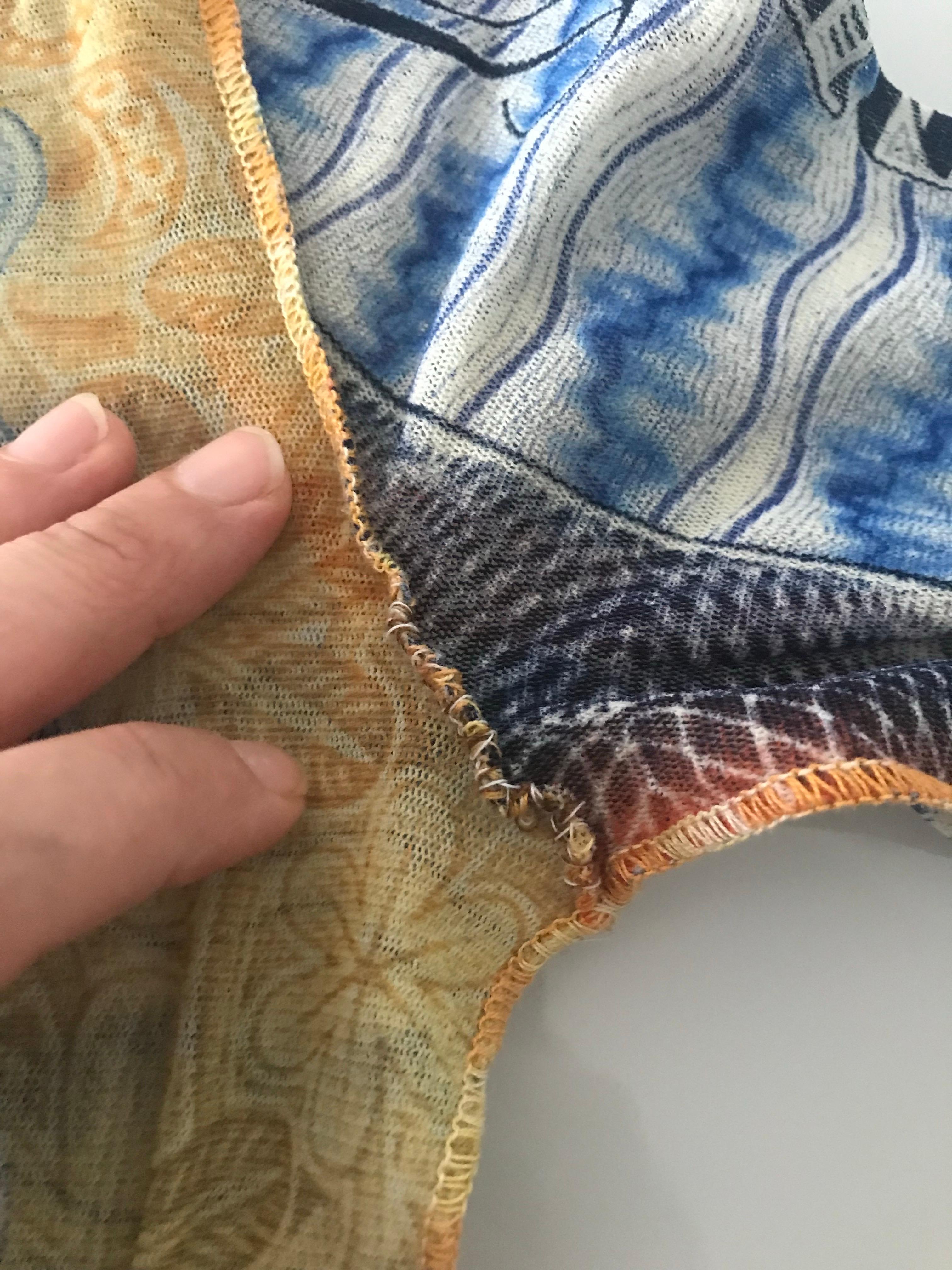 Très beau top en mesh gaultier. Está en muy buen estado. Il a juste été recousu au niveau des coutures des aisselles. Taille S. Très jolie motifs tatoo.                                                         Muy bonito top de malla gaultier. Se