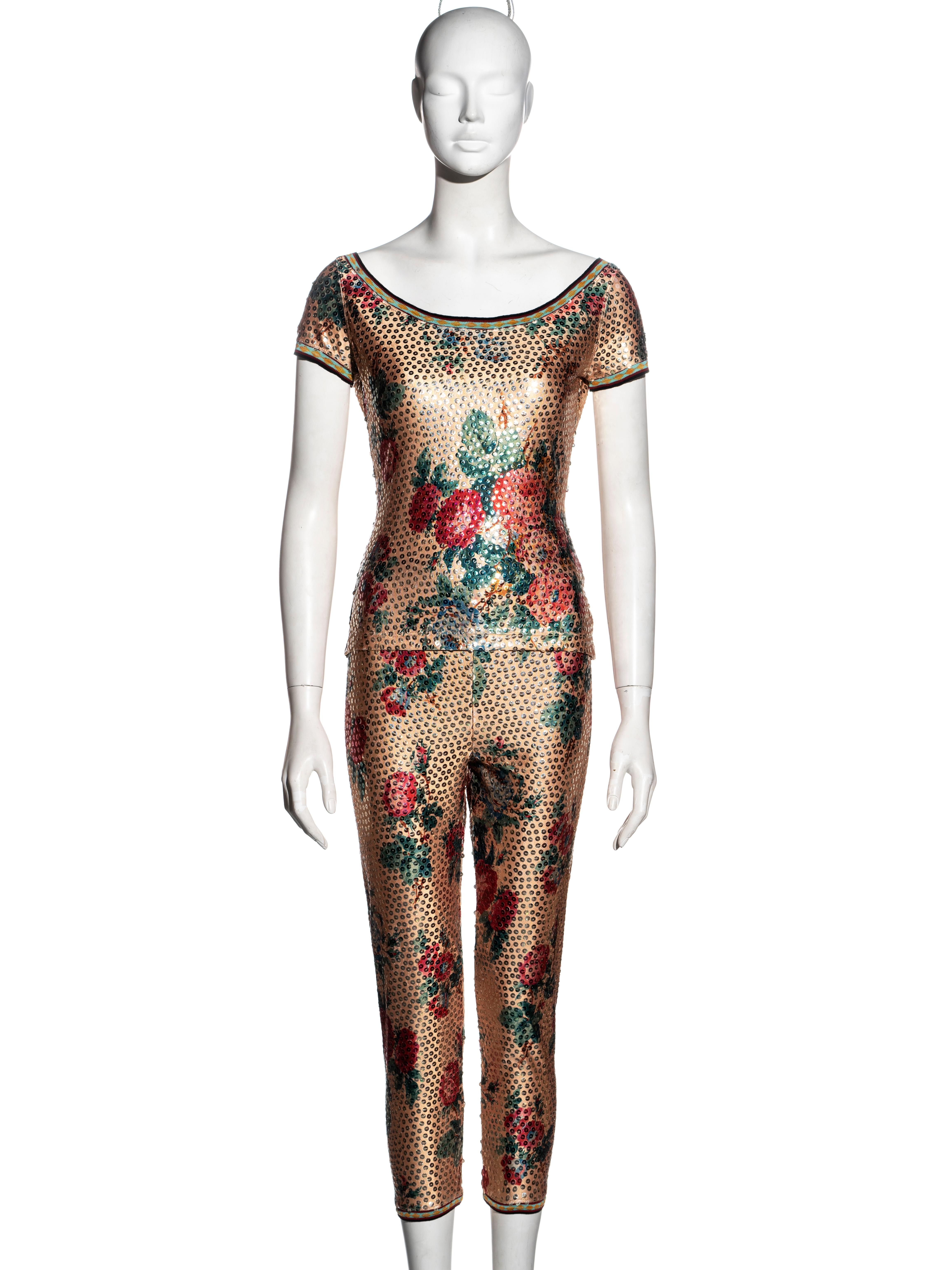 ▪ Jean Paul Gaultier Abend T-Shirt und Leggings Set
▪ Goldfarbene Metallpailletten, bedruckt mit floralen Motiven 
▪ Gestrickte Bandeinfassung in Rot, Orange und Blau
▪ Angepasst an die Karosserie
▪ IT 42 - FR 38 - UK 10
▪ Frühjahr-Sommer 1991
▪ 80%