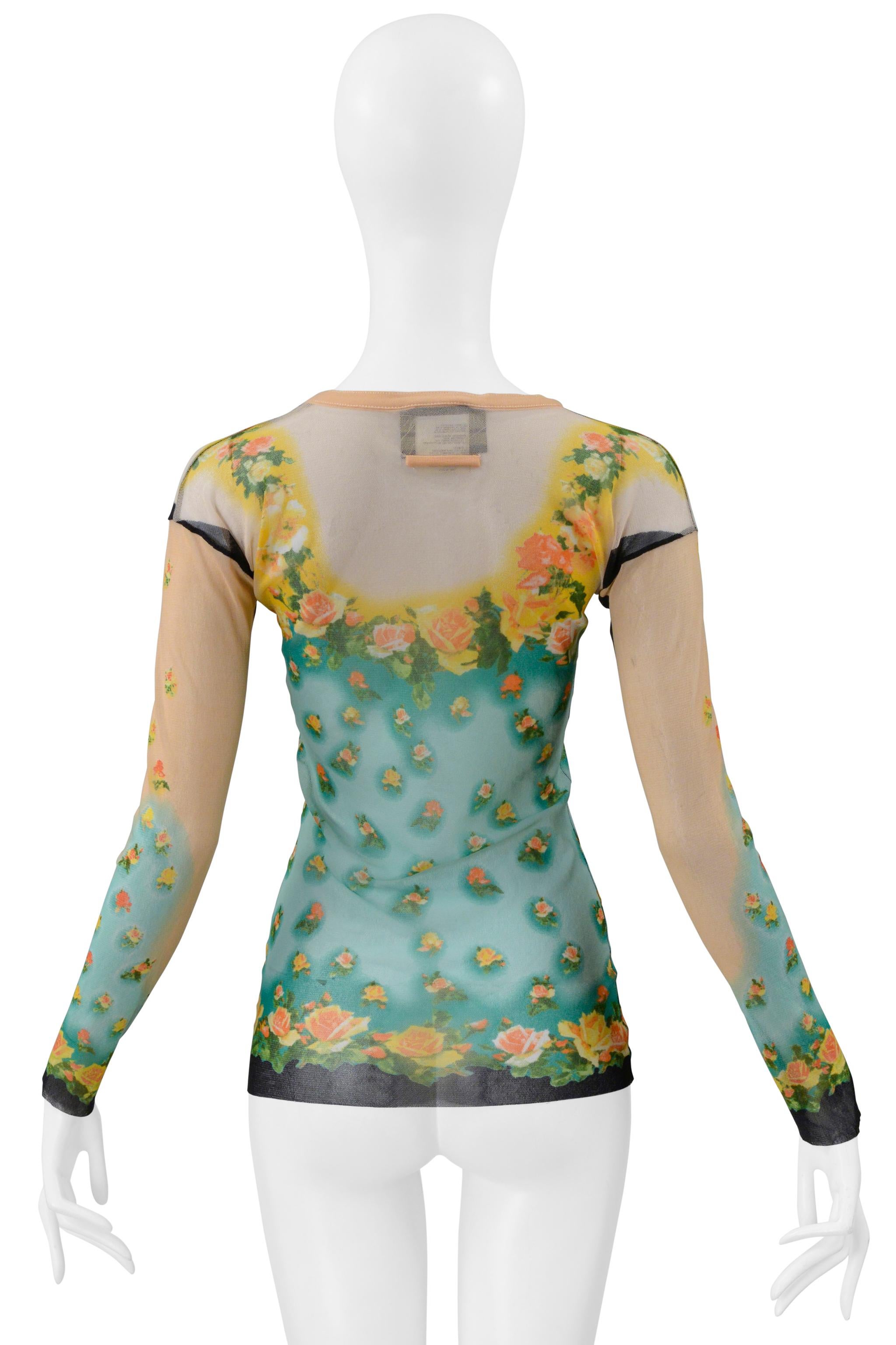 Resurrection Vintage a le plaisir de vous proposer un top vintage Jean Paul Gaultier en maille vert menthe et pêche avec un imprimé floral, de la maille nude aux bras, des détails noirs à la taille et aux bras, un col rond et des manches